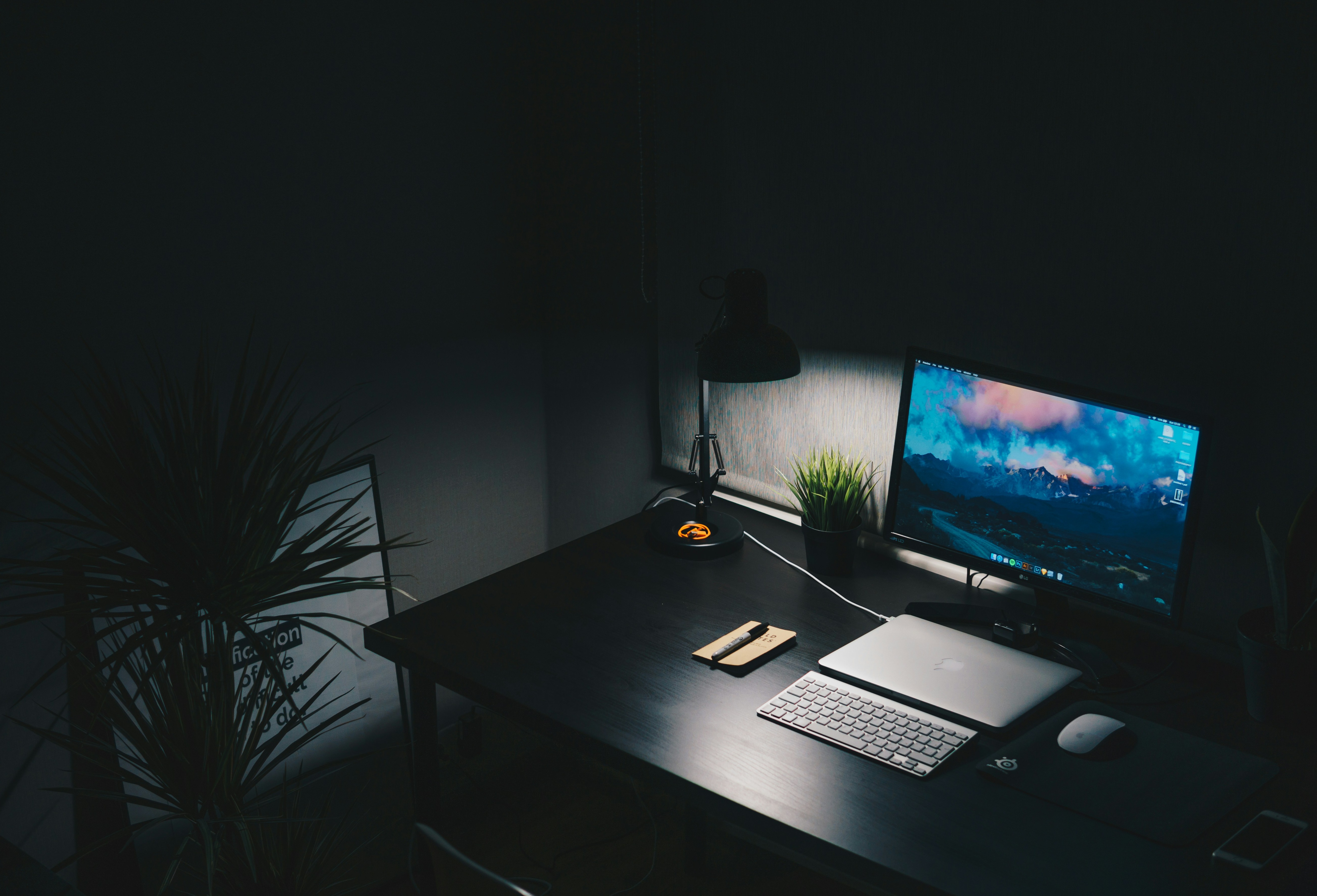 一只手正在点击屏幕上的“购买”按钮,寓意一键式操作的便捷