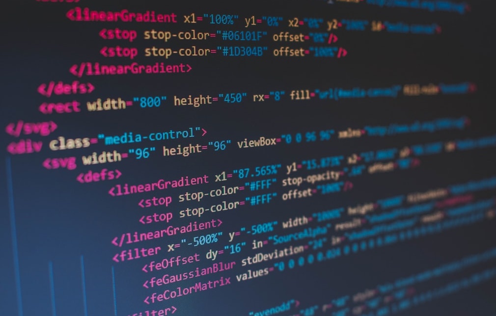 一张描绘数字营销增长的图表，有箭头上扬，象征着业务和影响力的提升，背景是一些抽象的社交媒体图标