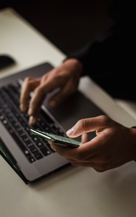 一张展示业务增长和成功指标的图表,背景是数字营销元素