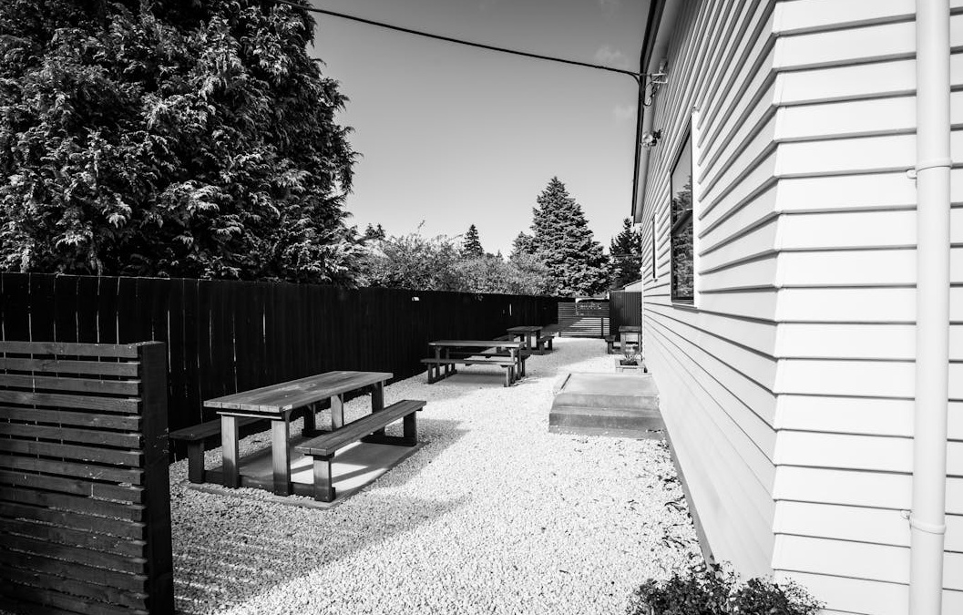 一群人在会议室讨论创意内容和营销策略,注重团队协作