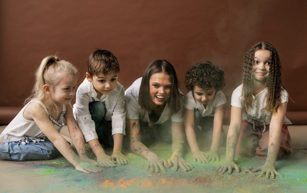 一张显示社交媒体营销图表的笔记本电脑键盘上堆放着硬币,象征着低成本和高回报的营销策略