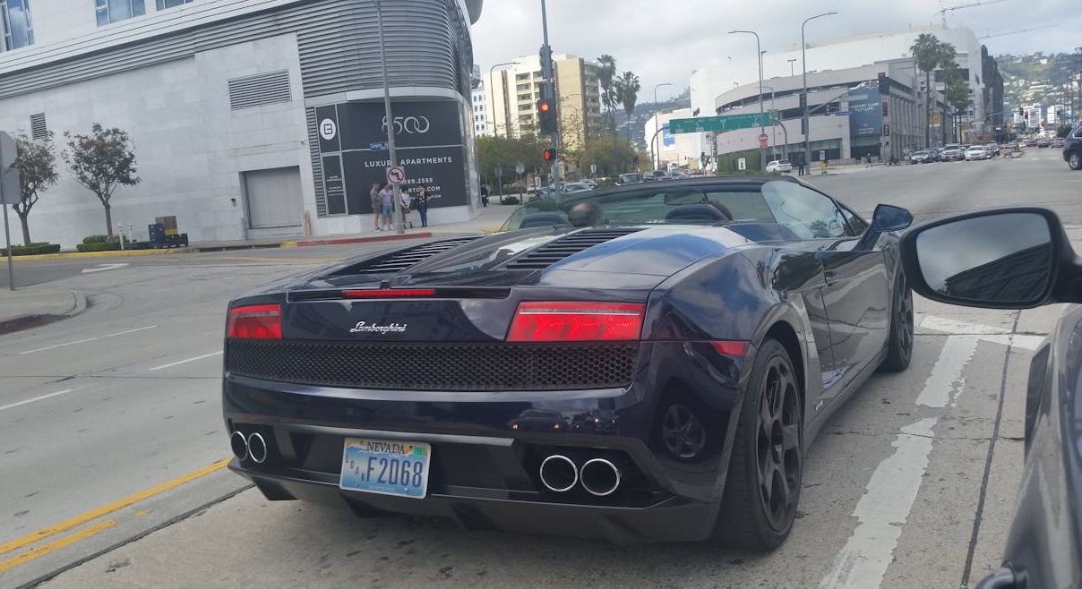 一群不同年龄和背景的人在使用手机和电脑,上方浮现着X(Twitter)和其他社交媒体平台的图标,代表着广泛的用户互动和平台推广