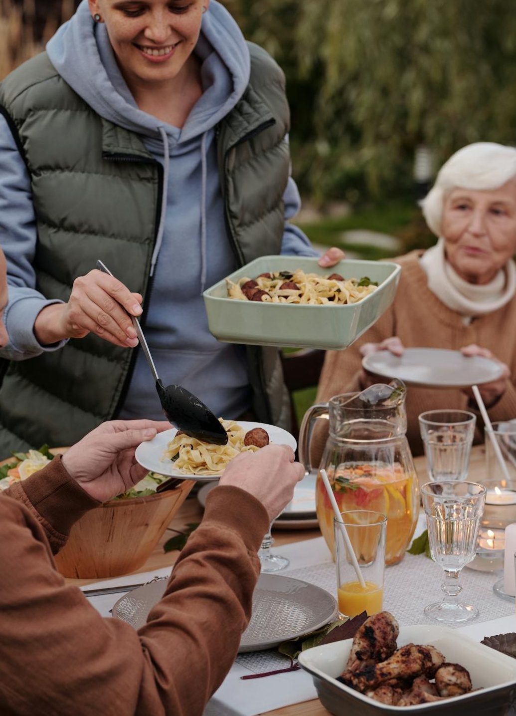 一台摄像机和制作团队正在拍摄高质量的视频内容