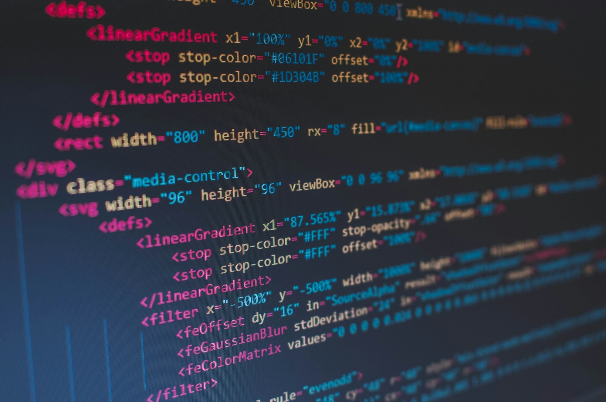 数字营销团队正在开会讨论策略