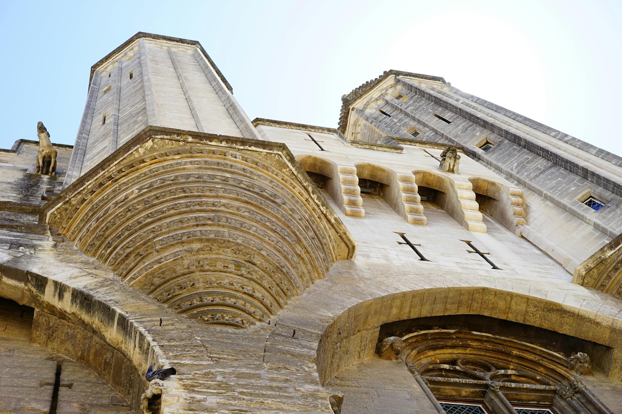 抽象齿轮图，象征YouTube推荐算法和后台机制