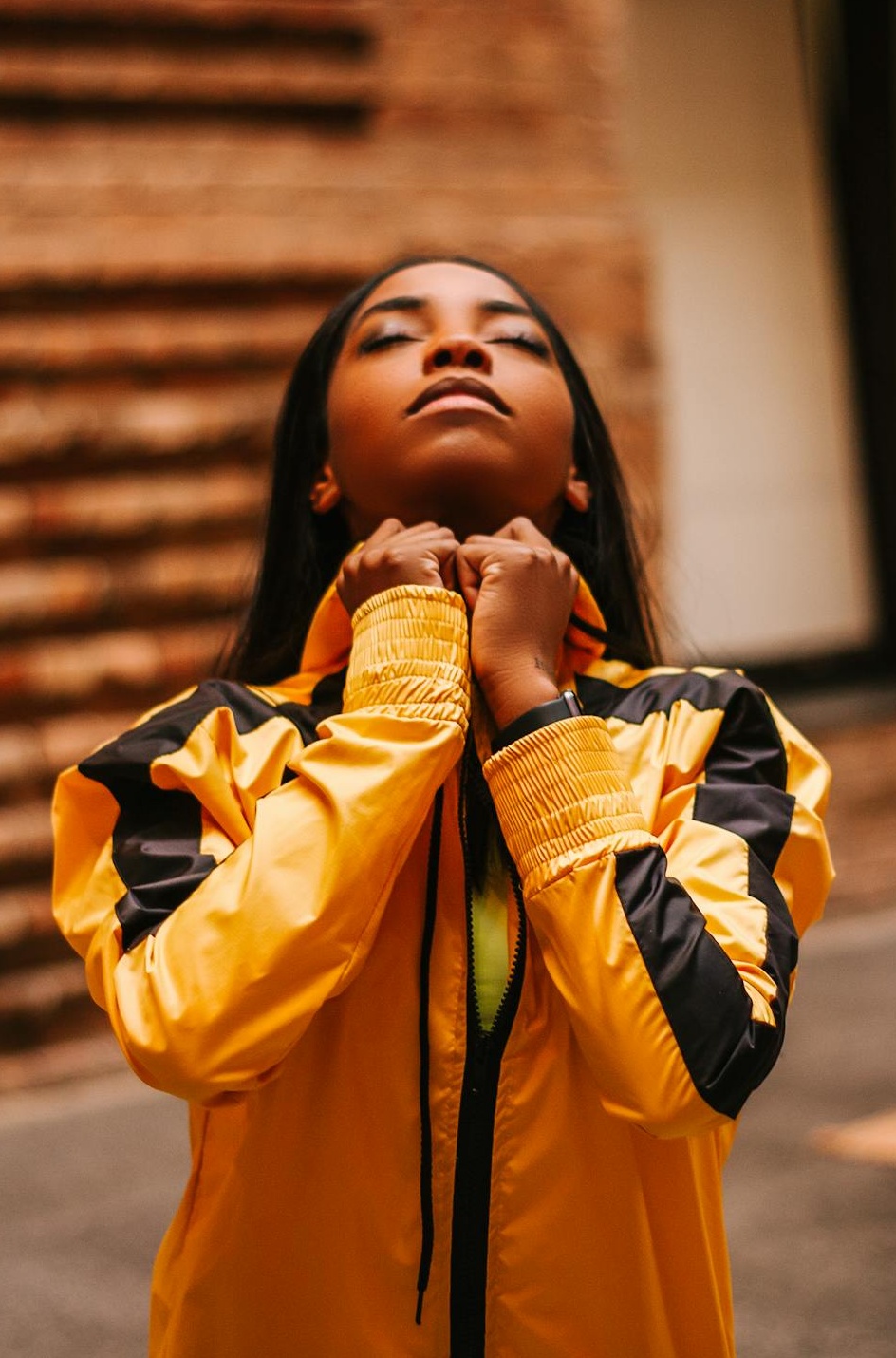 屏幕上显示一个安全锁的图标，背景是数据流，象征着网络安全与信任的重要性