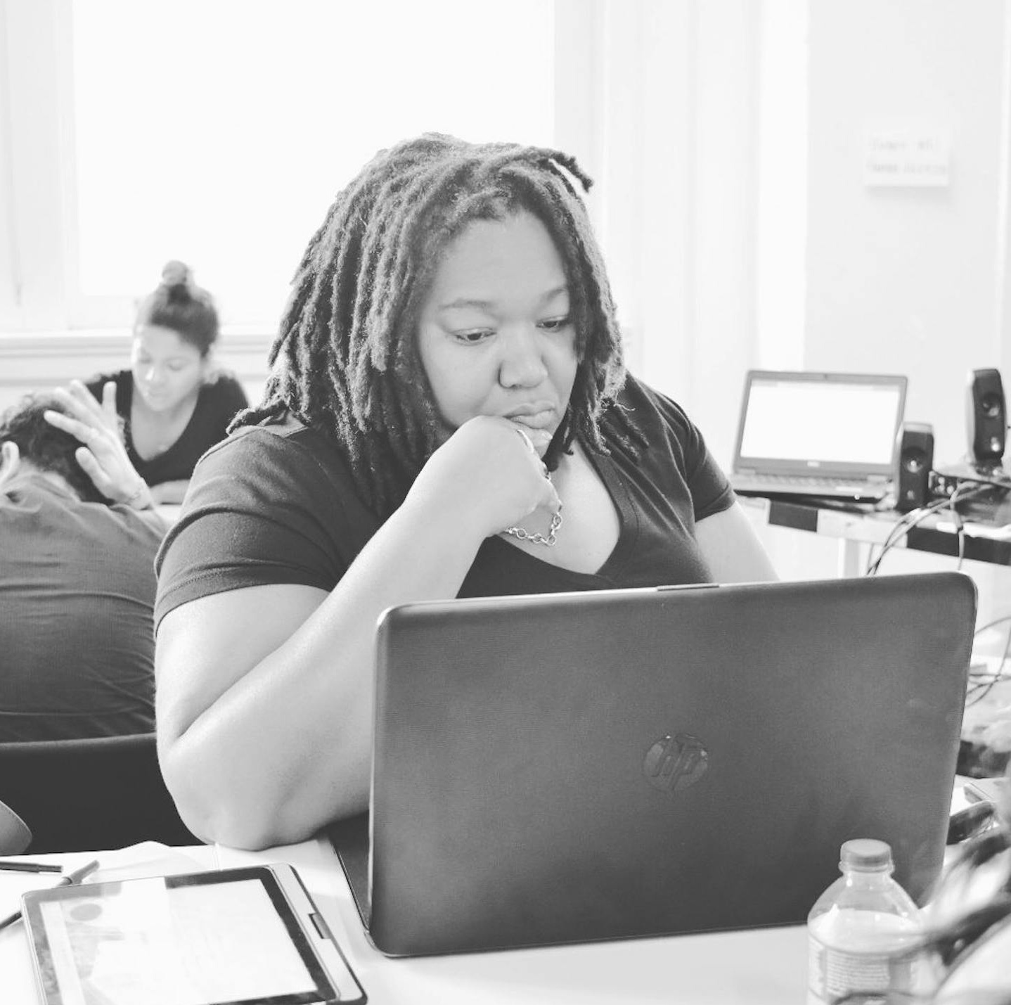 抽象的电路板图案和发光的线条，代表人工智能与未来科技的融合