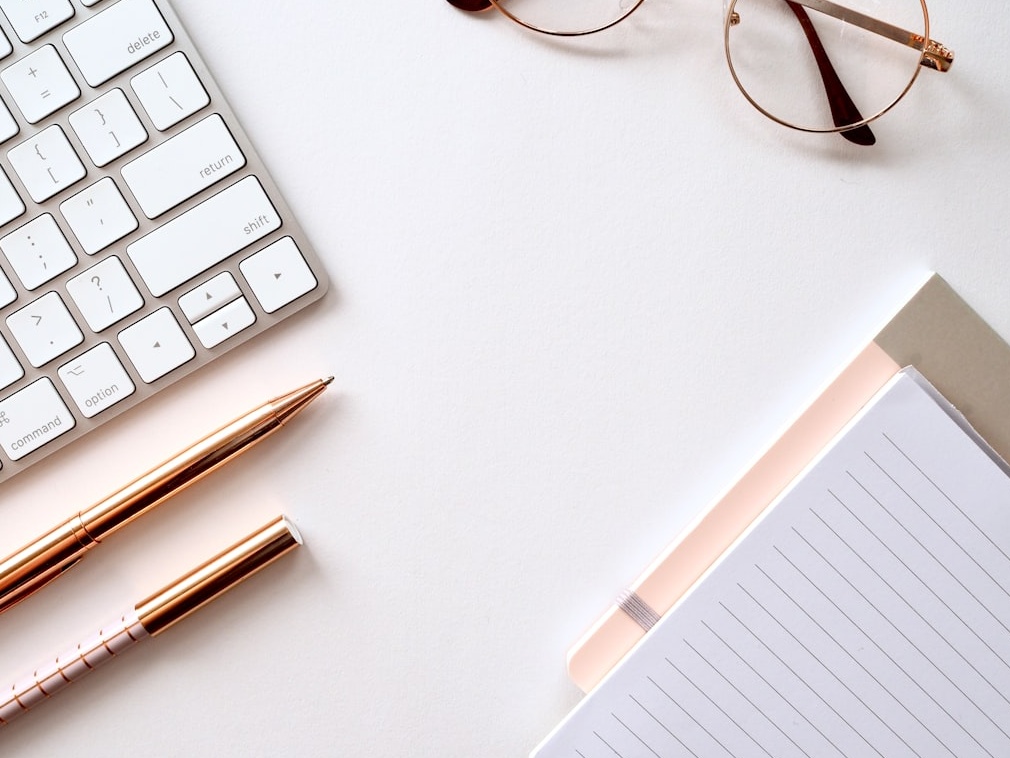 用户通过手机积极参与推特社交媒体互动的场景