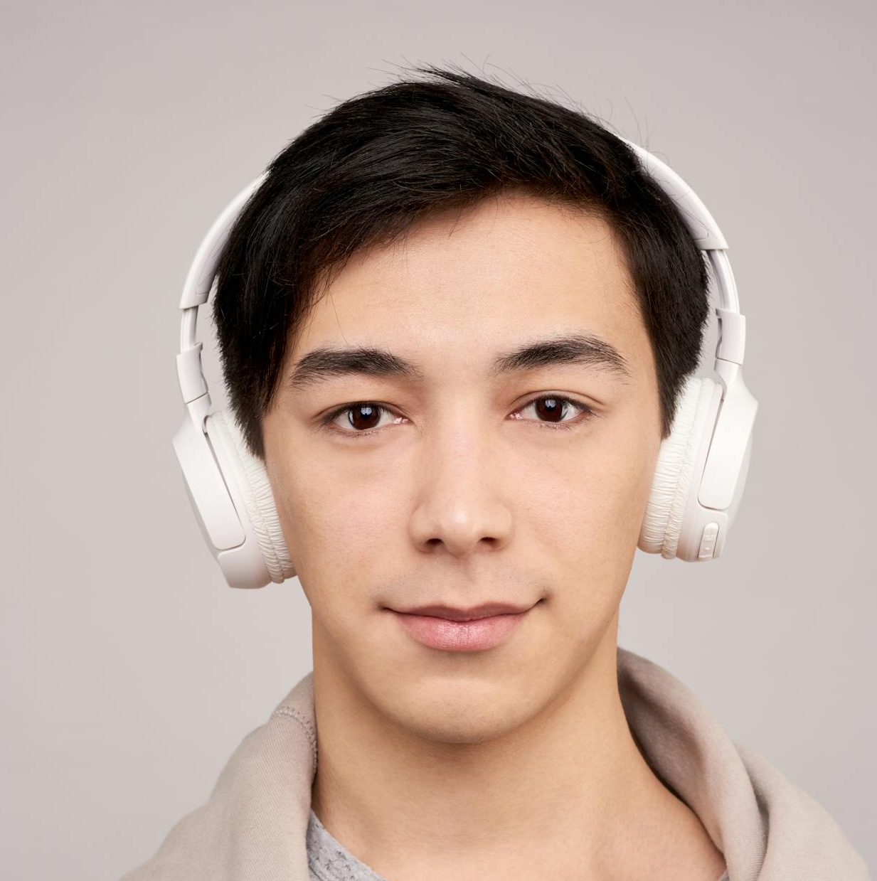 一位专业人士在显示器上分析YouTube频道数据，包括观看次数和订阅者增长趋势。