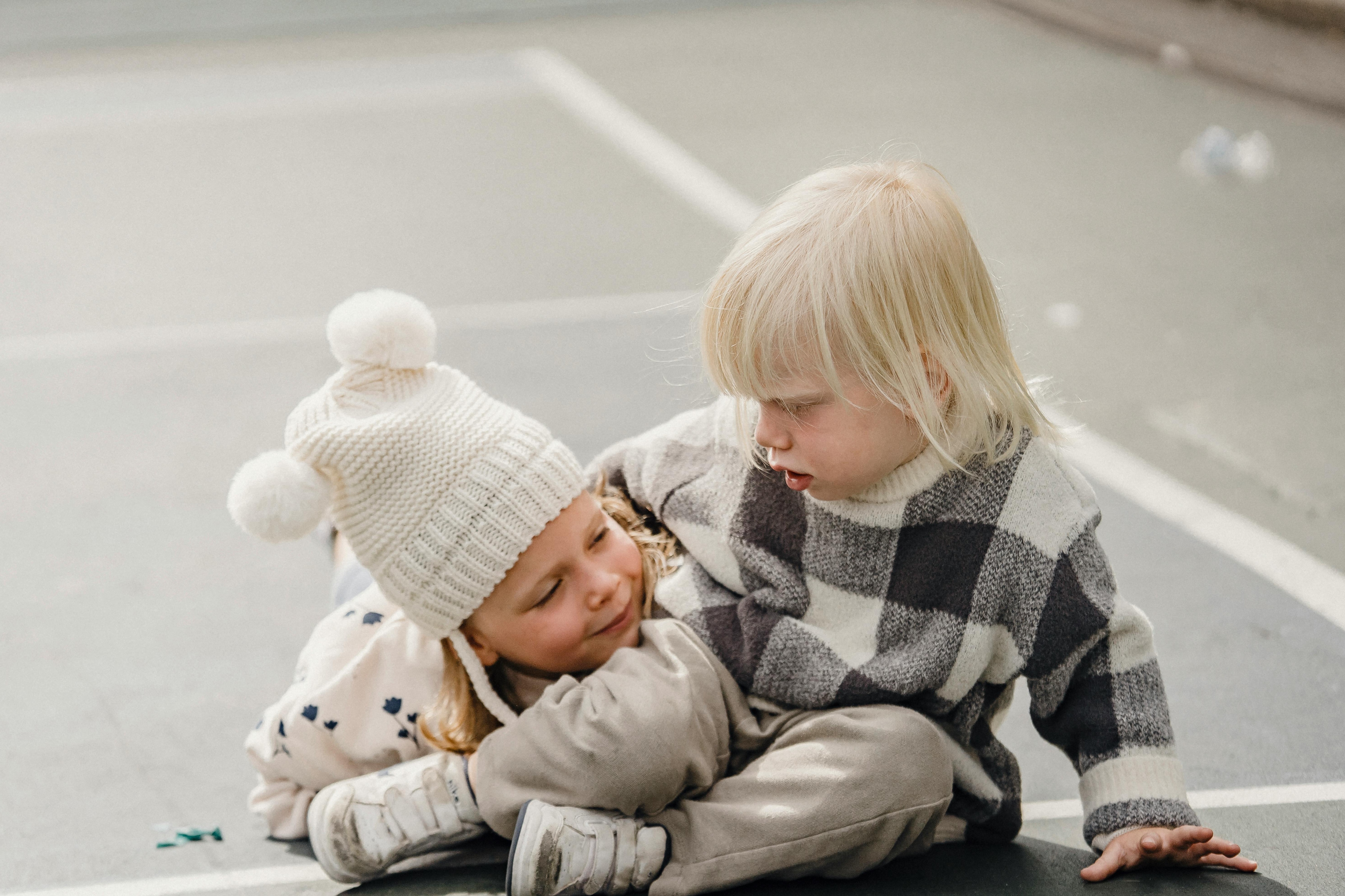 一名正在用智能手机查看脸书界面的女士，屏幕上显示有帖子和点赞图标