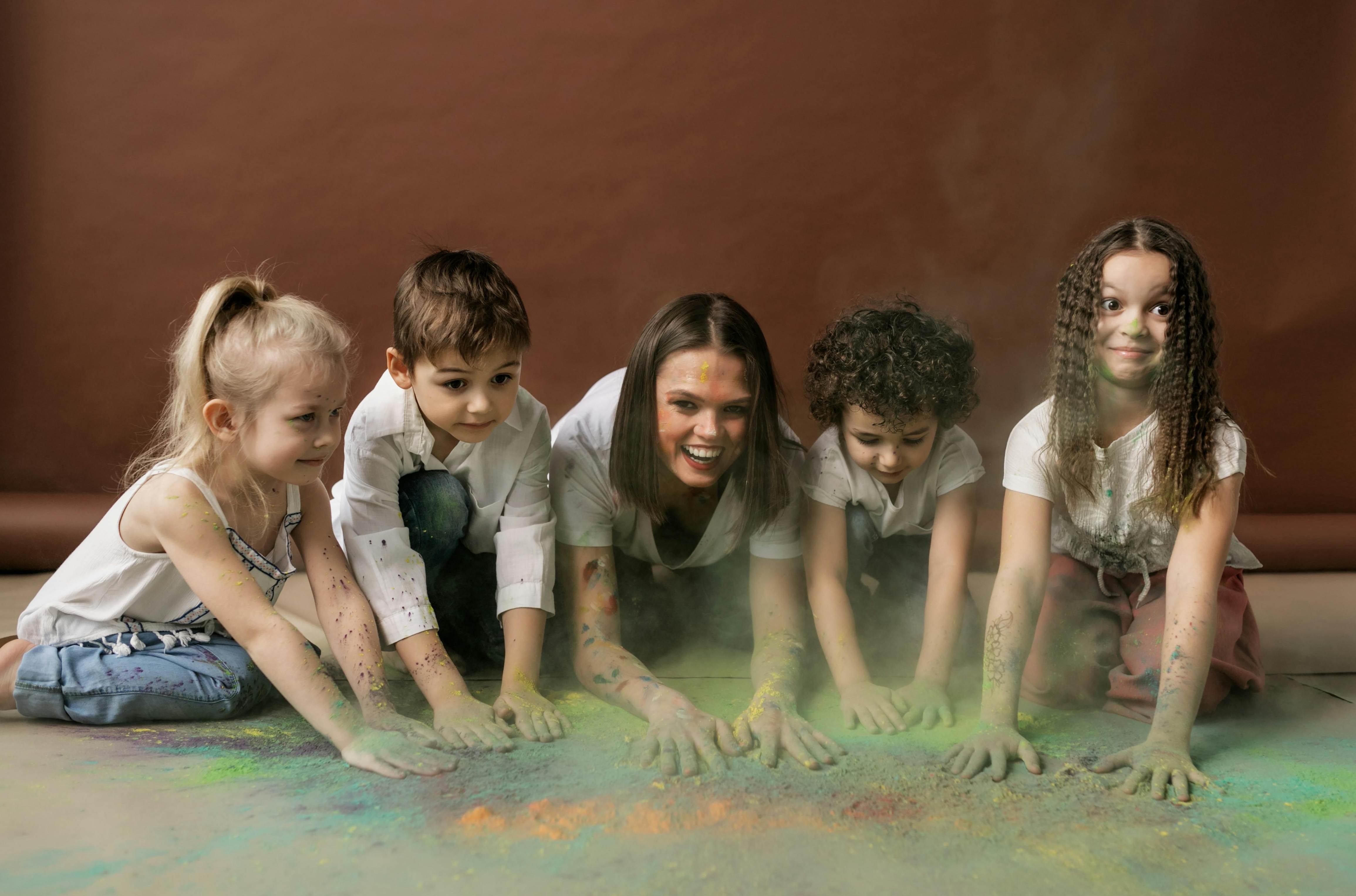 多个智能手机屏幕显示不同的社交媒体界面，象征着互联互通的数字社区