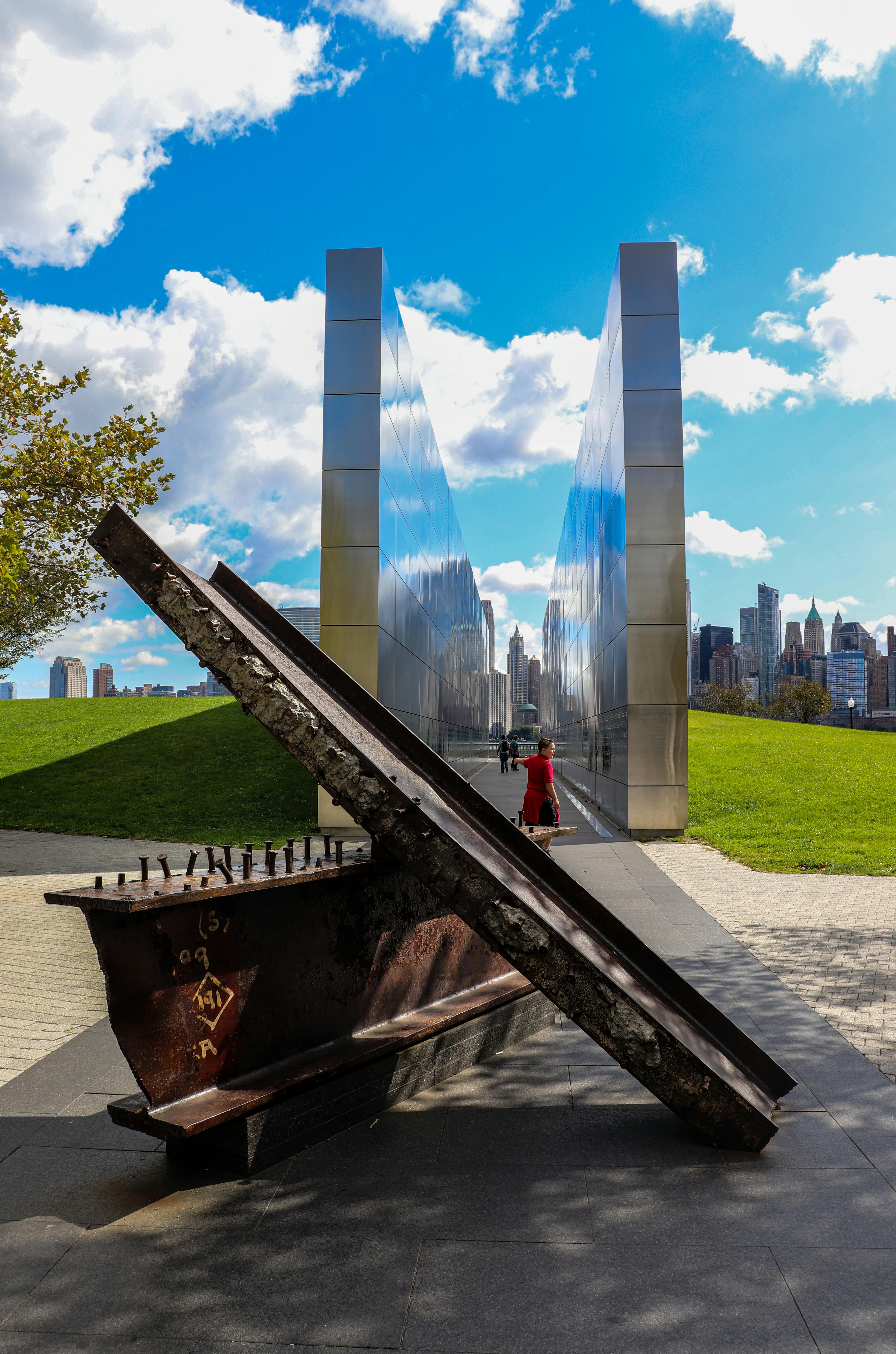 一位职业人士使用平板电脑和纸笔工作，代表品牌战略和信任构建