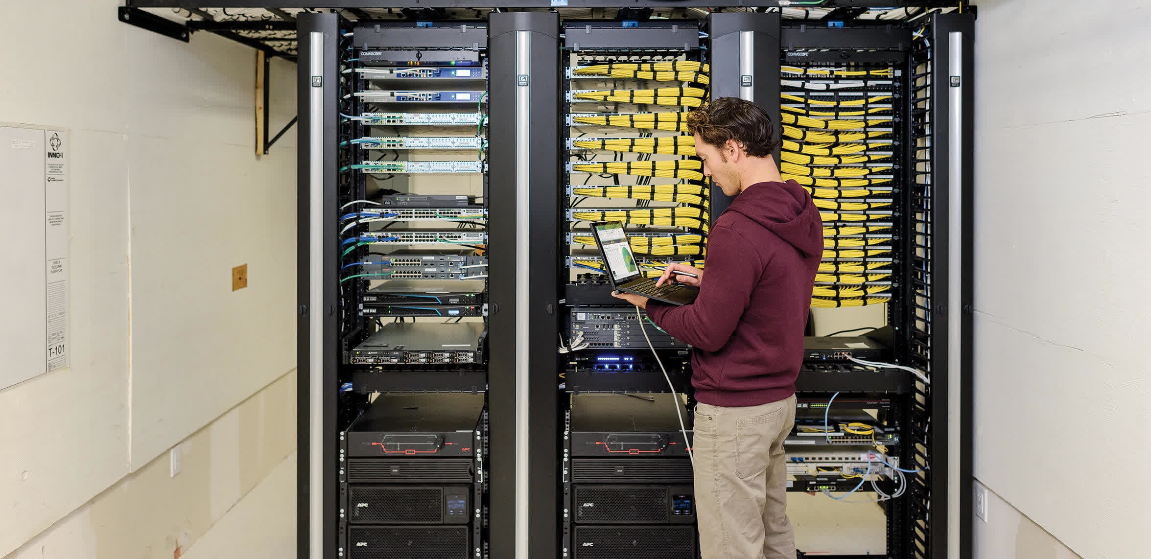 TikTok用户使用互动功能，如问答和投票