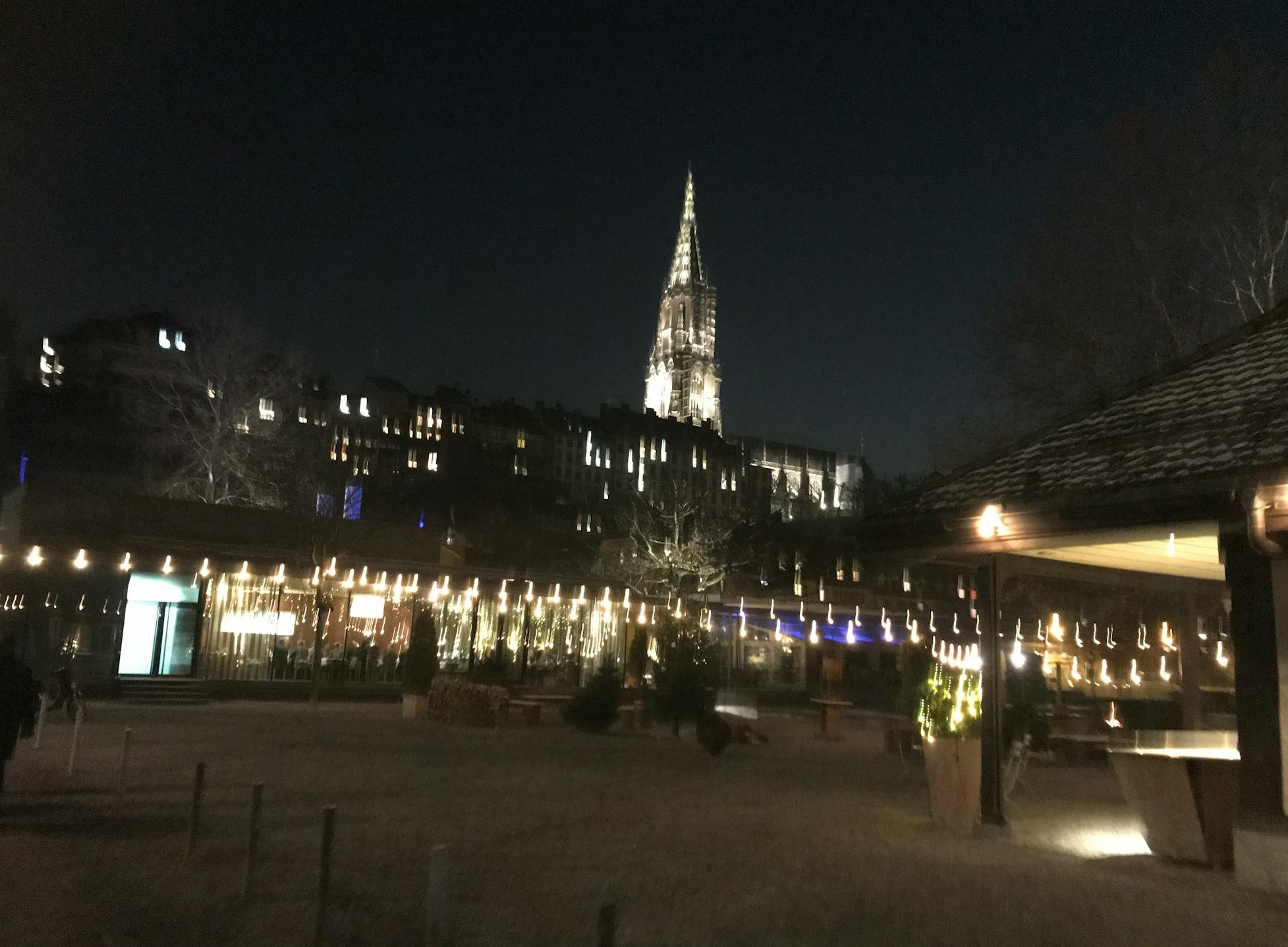 一台正在进行视频剪辑的电脑，屏幕上显示着多条素材轨道，旁边有耳机和专业麦克风，象征高质量内容制作过程