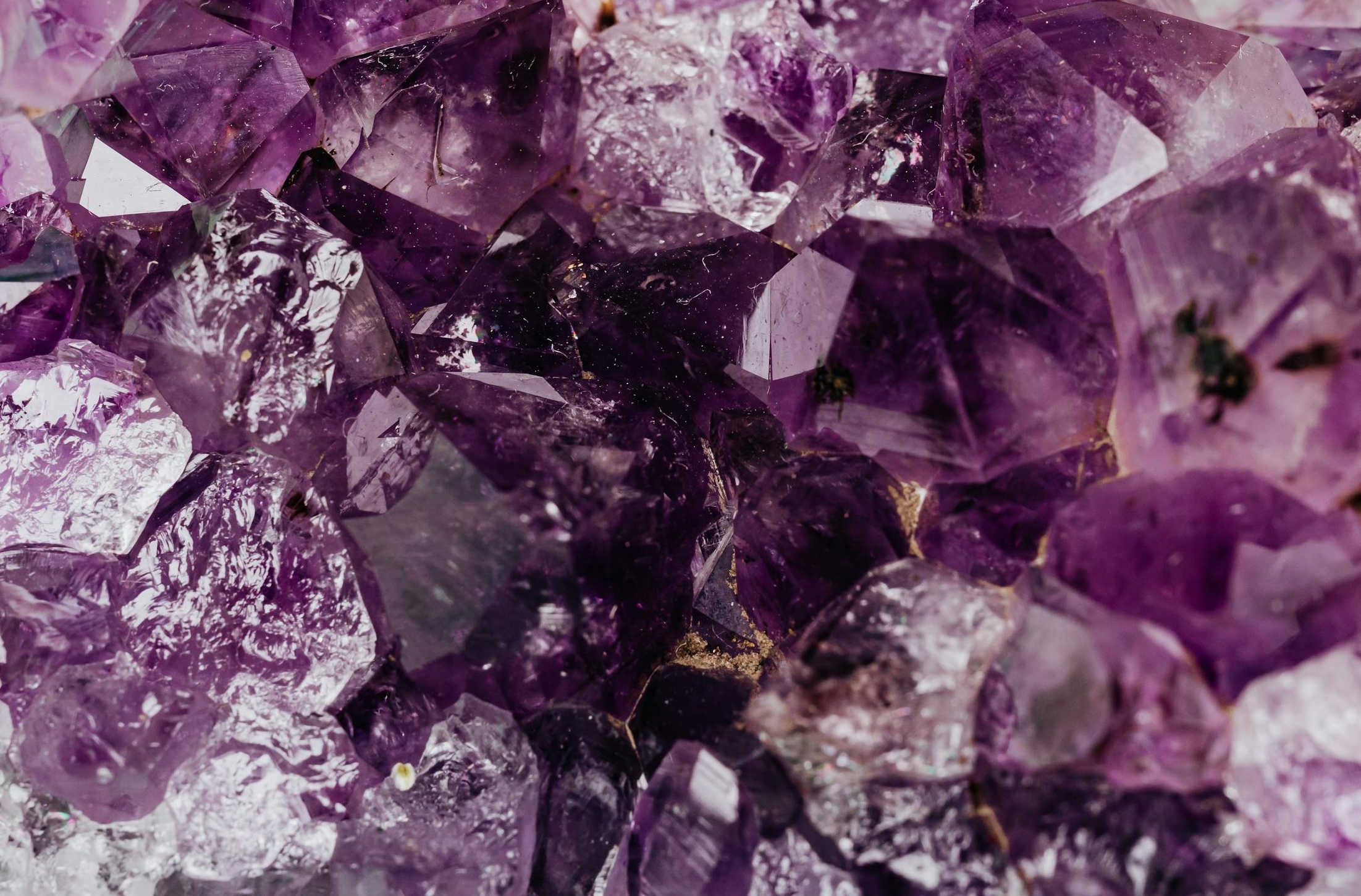 一个手机屏幕上显示Twitter/X视频，旁边有许多点赞图标