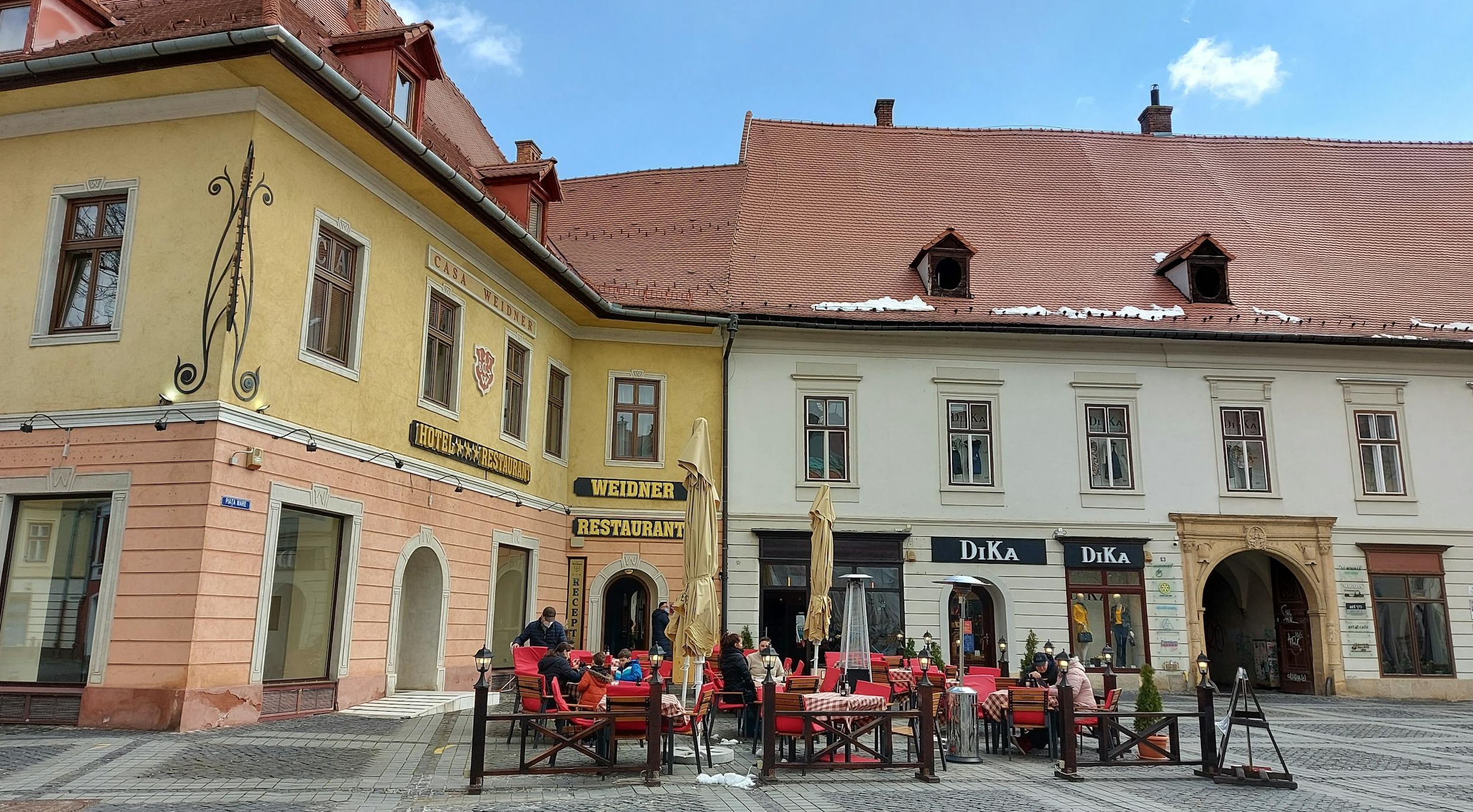 一群人围绕着笔记本电脑，进行团队协作和讨论