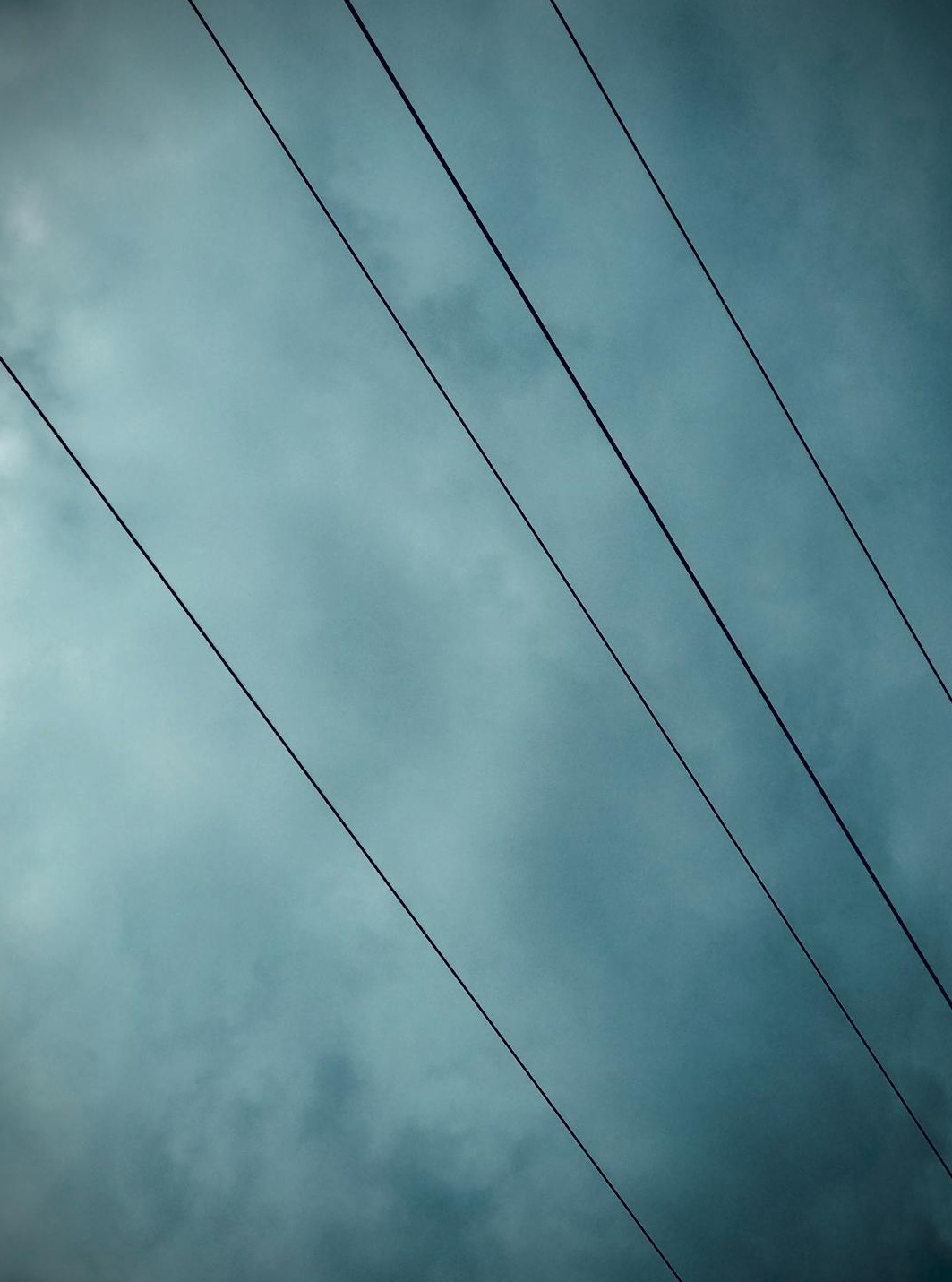 商业图表向上攀升，象征业绩成功与增长