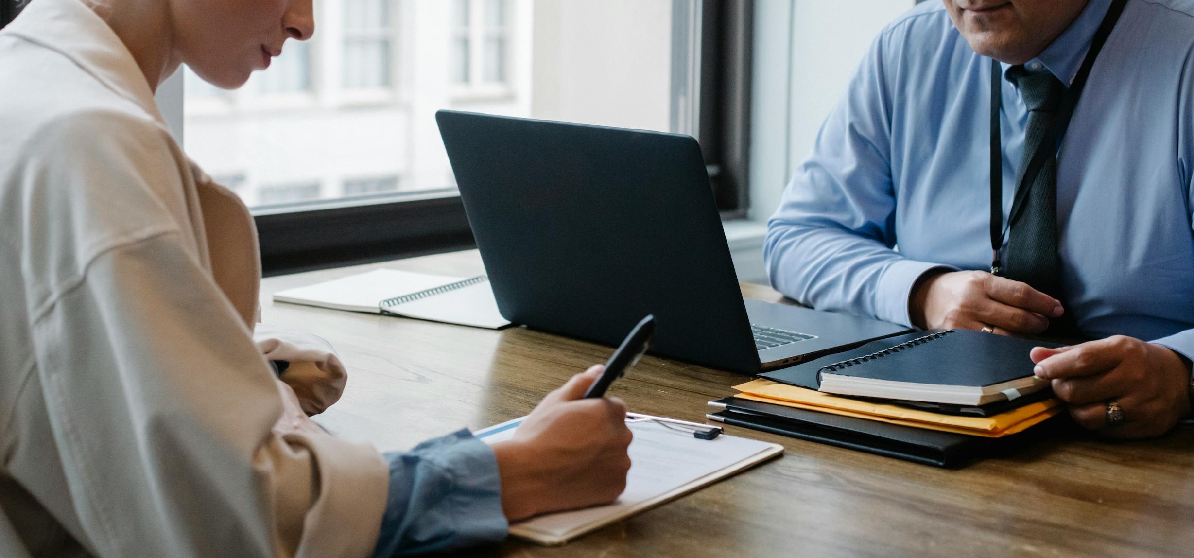 手机上显示多个社交媒体应用图标，代表数字连接与影响力