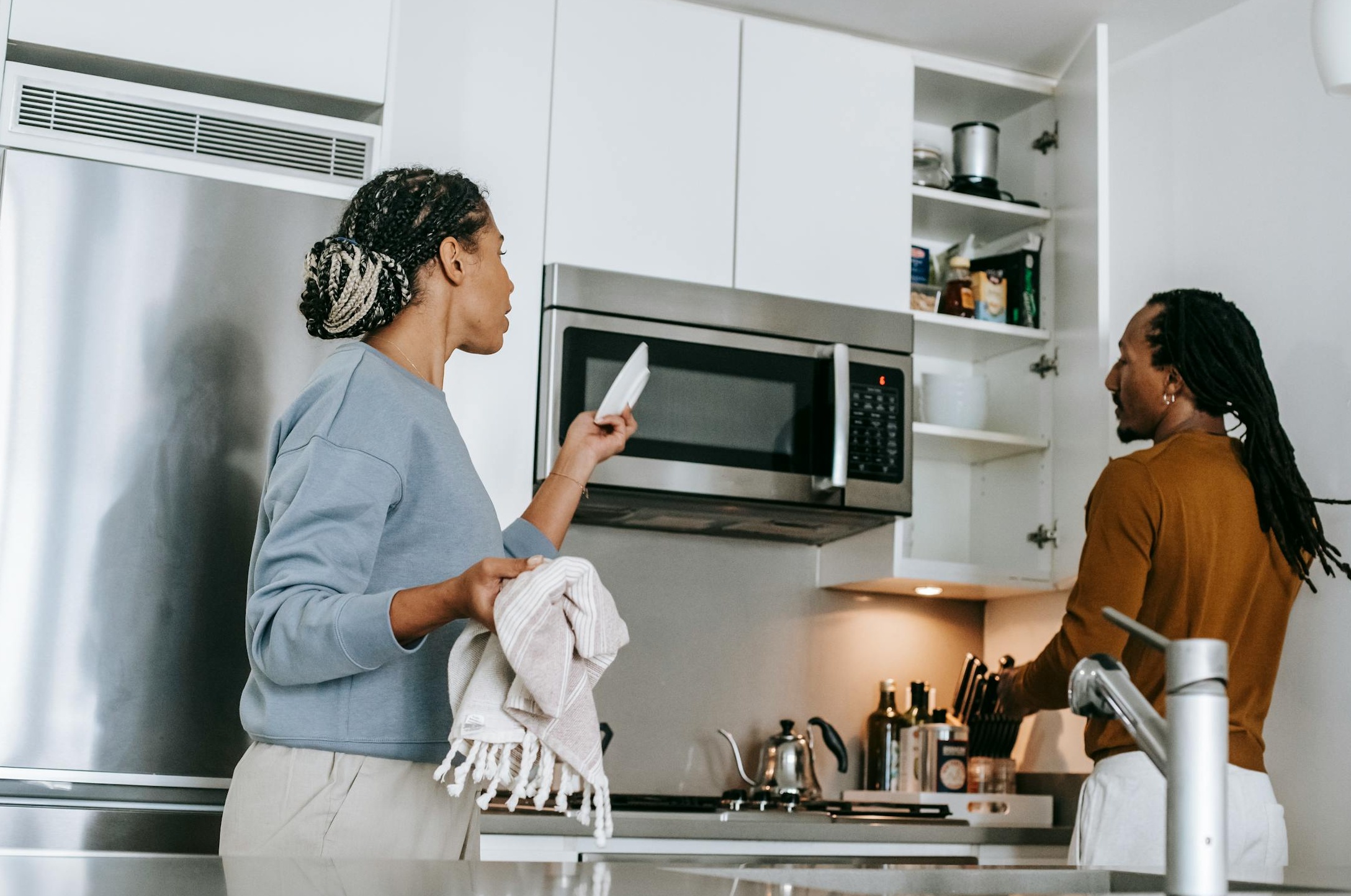 一群人在会议室中进行头脑风暴，象征团队合作与创新策略