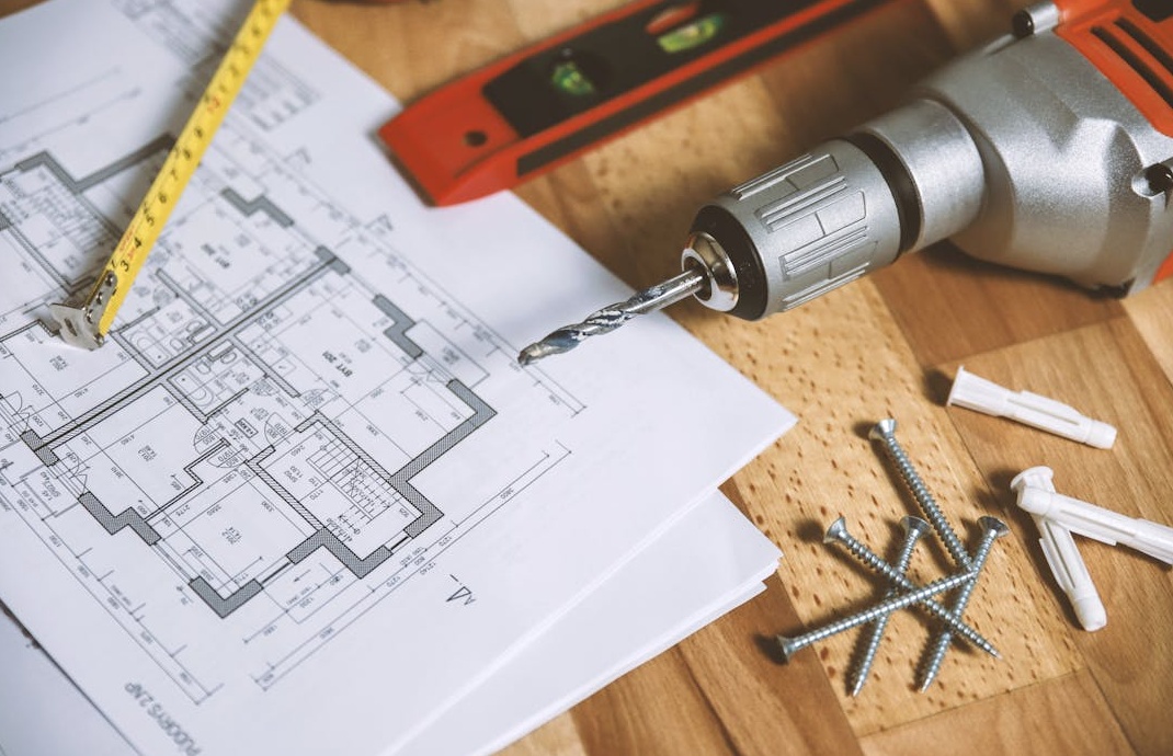 代表人工智能和自动化概念的机器人手与数字界面