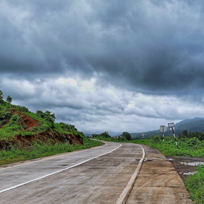 营销人员在笔记本电脑前进行社媒策略规划和数据分析