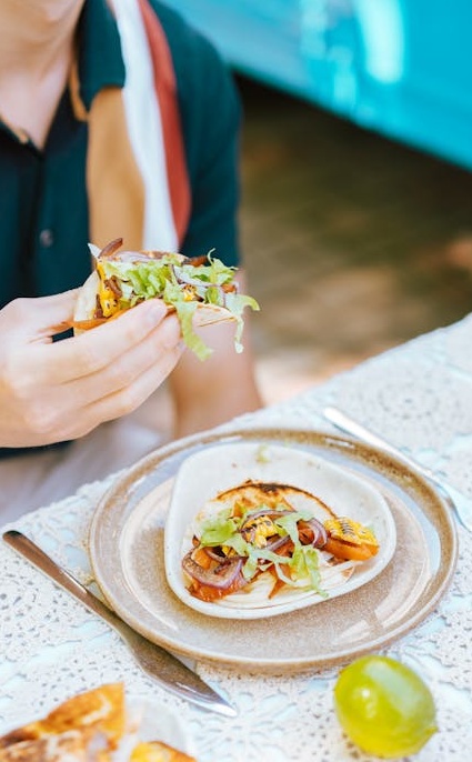 推特作品浏览量分析仪表盘，显示增长趋势