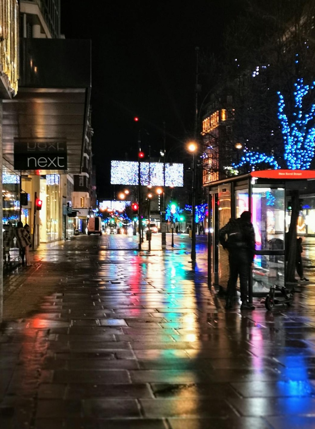 一群人围绕手机屏幕，屏幕上显示推特点赞、评论和分享图标，象征社媒互动和用户参与