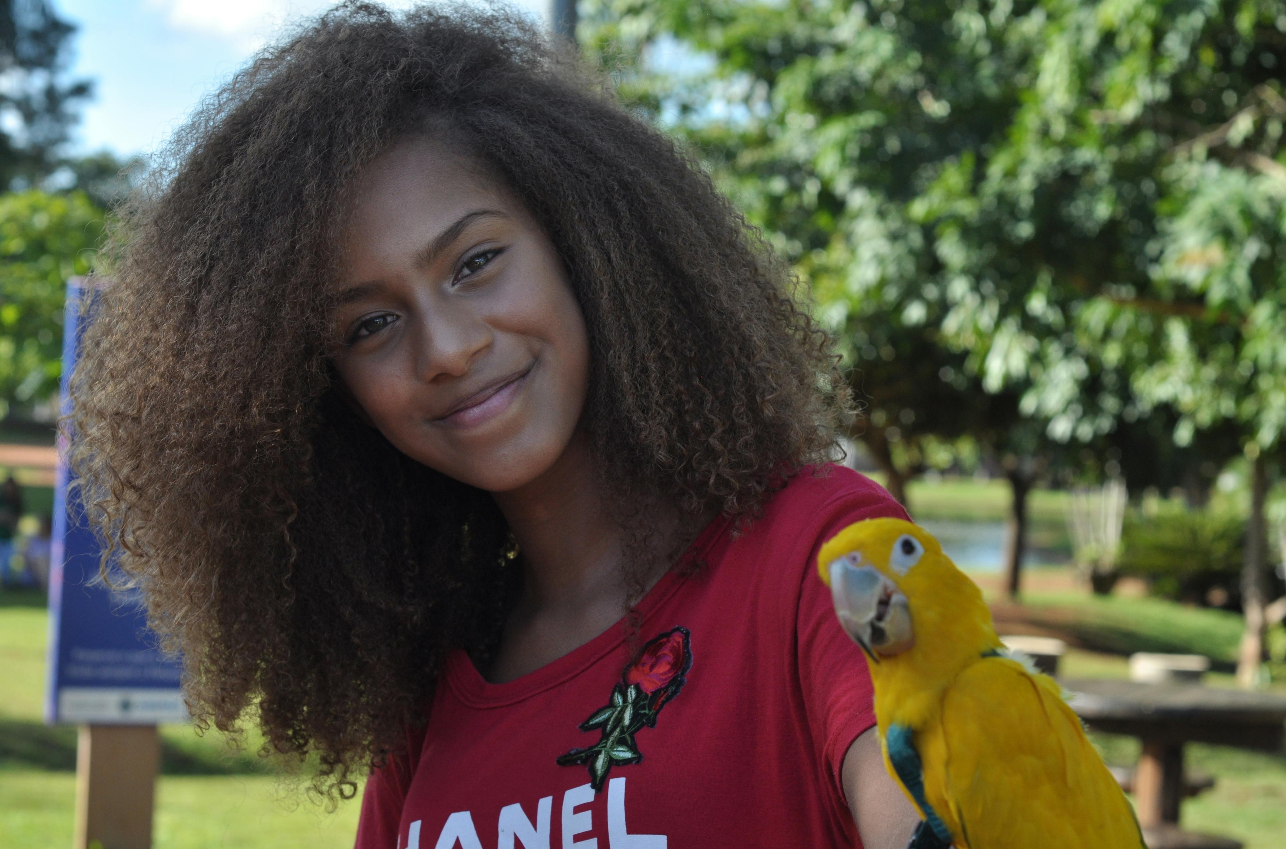 一个人在地铁上看手机上的LinkedIn动态，象征着移动时代的职场互动和内容消费