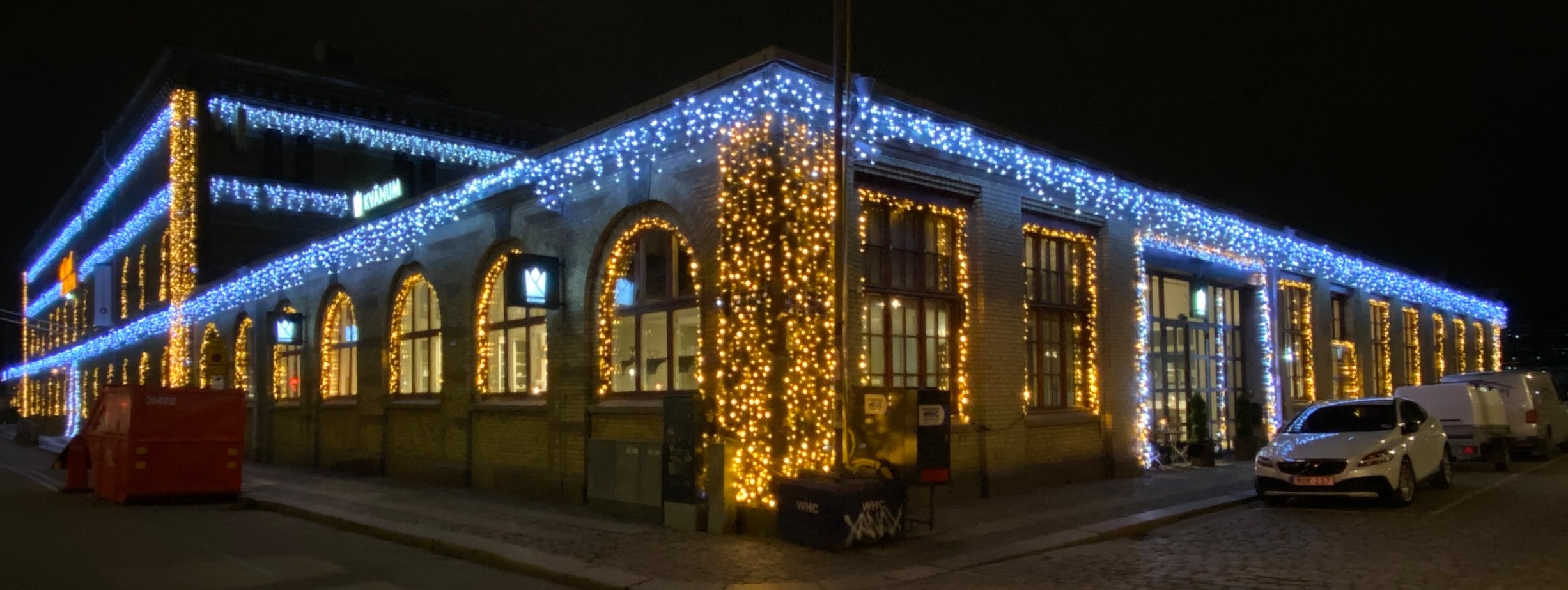 创作者在电脑前编辑视频，背景是YouTube界面