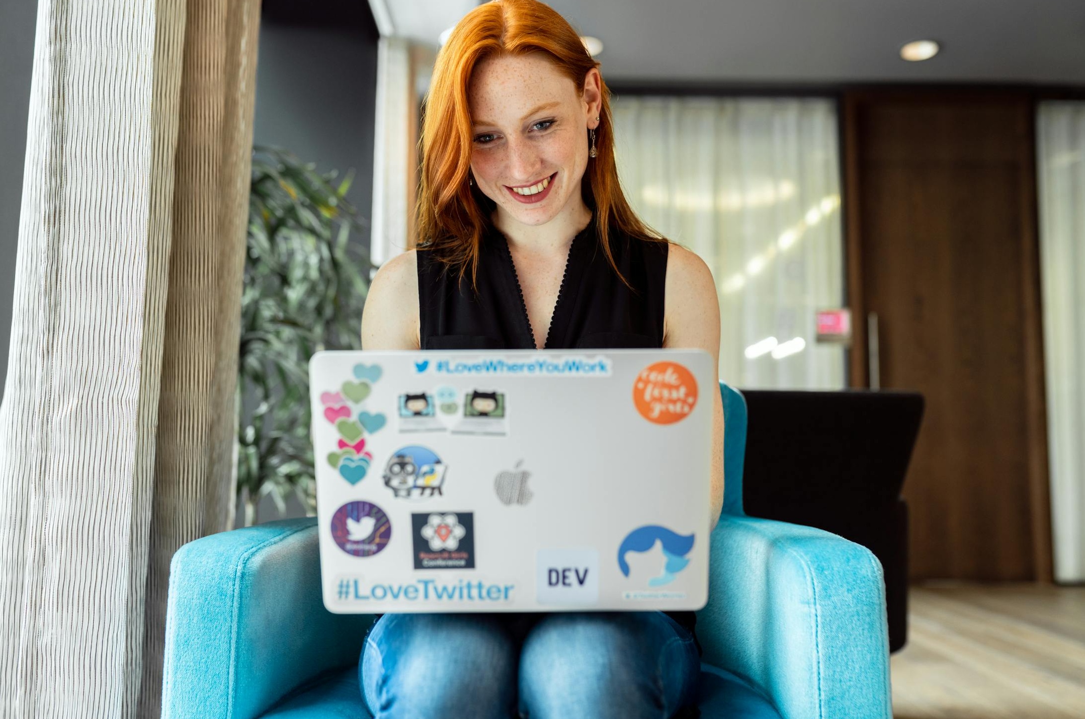 一个YouTube Analytics仪表盘，显示各种数据图表