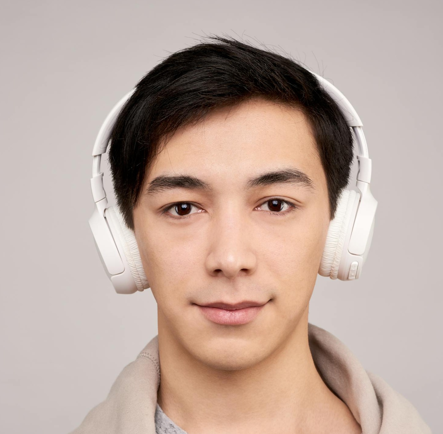 用户用手机刷抖音点赞