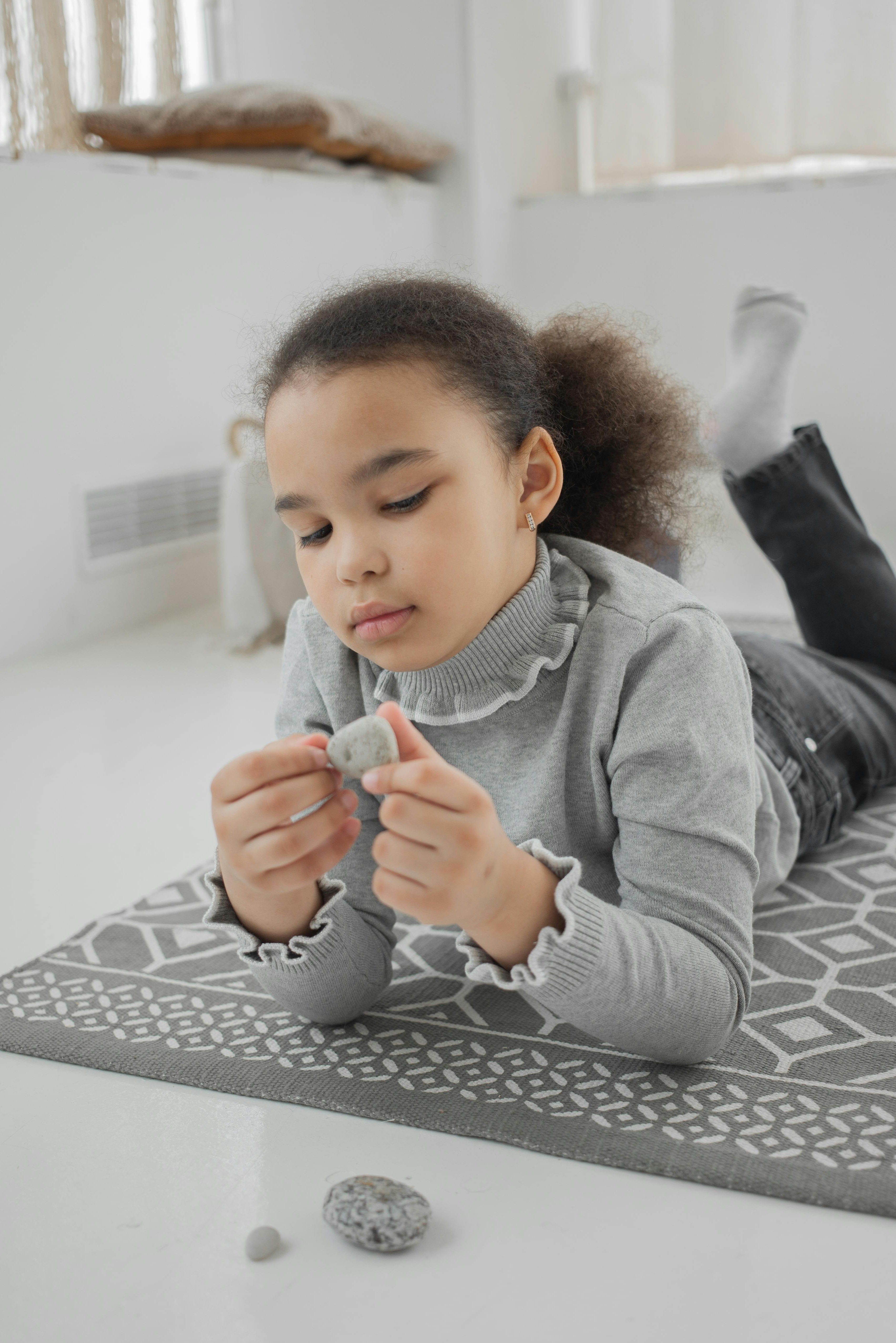 一群人通过社交媒体屏幕进行交流，象征着社群互动与品牌建设