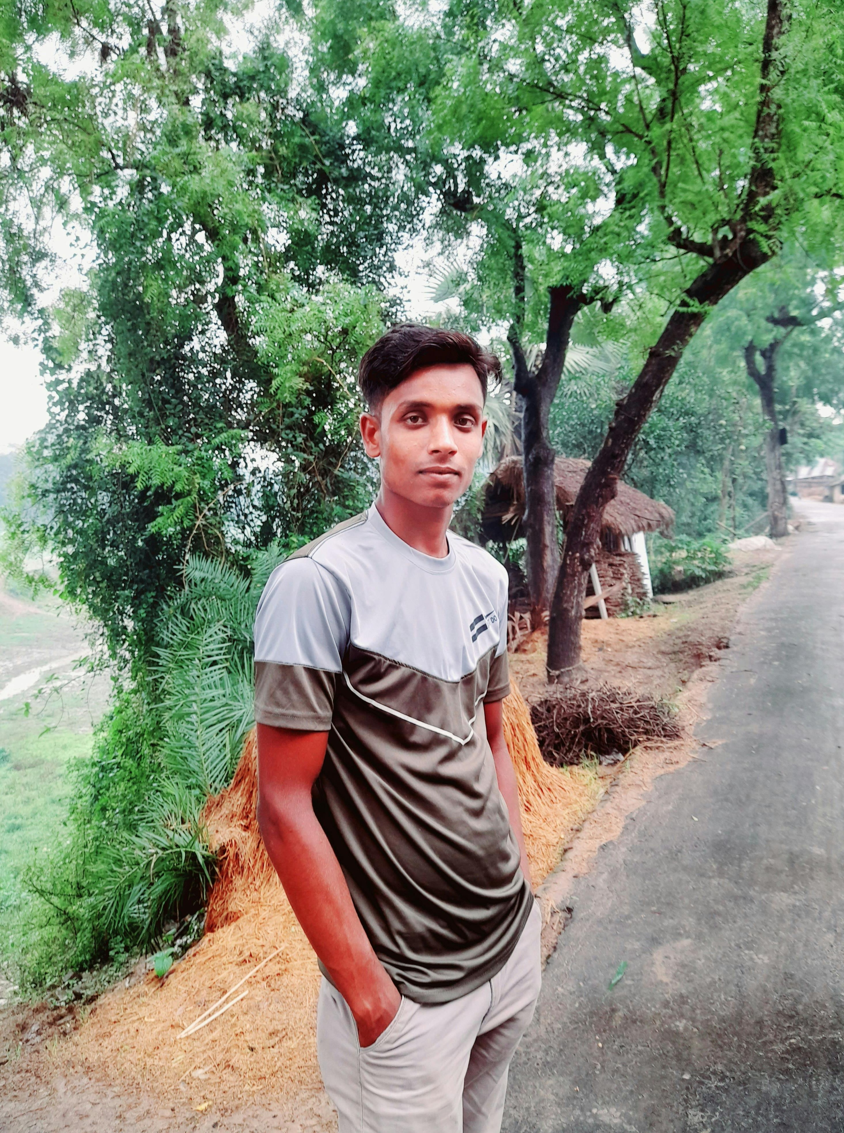 Facebook群组界面的模拟图，展示了讨论、成员和活动