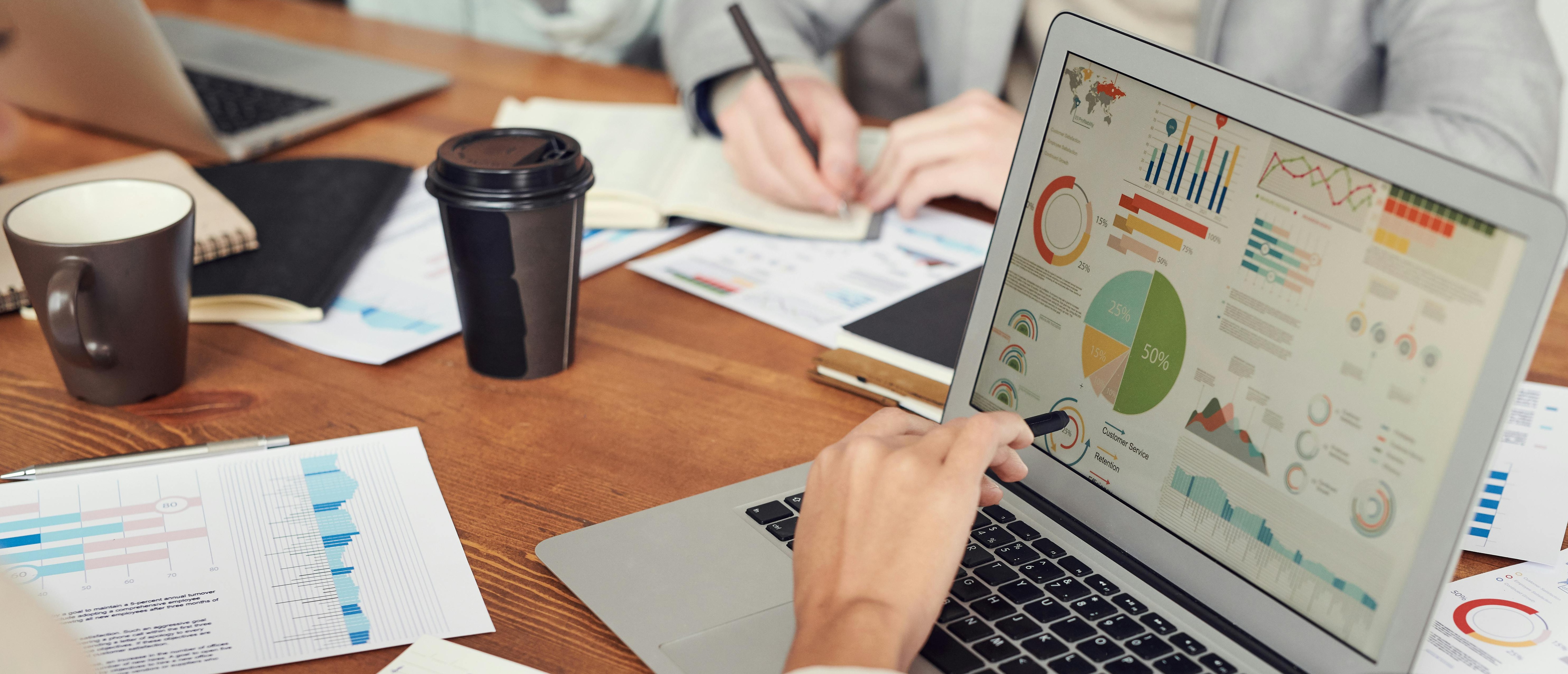 三个人围坐桌边积极讨论，展示了群组内的高质量内容与互动