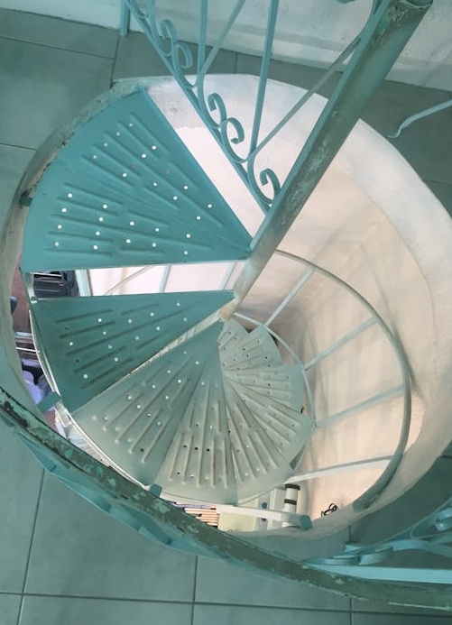 显示高活跃度的Discord聊天界面，多个在线成员正在互动，上方有在线人数显示