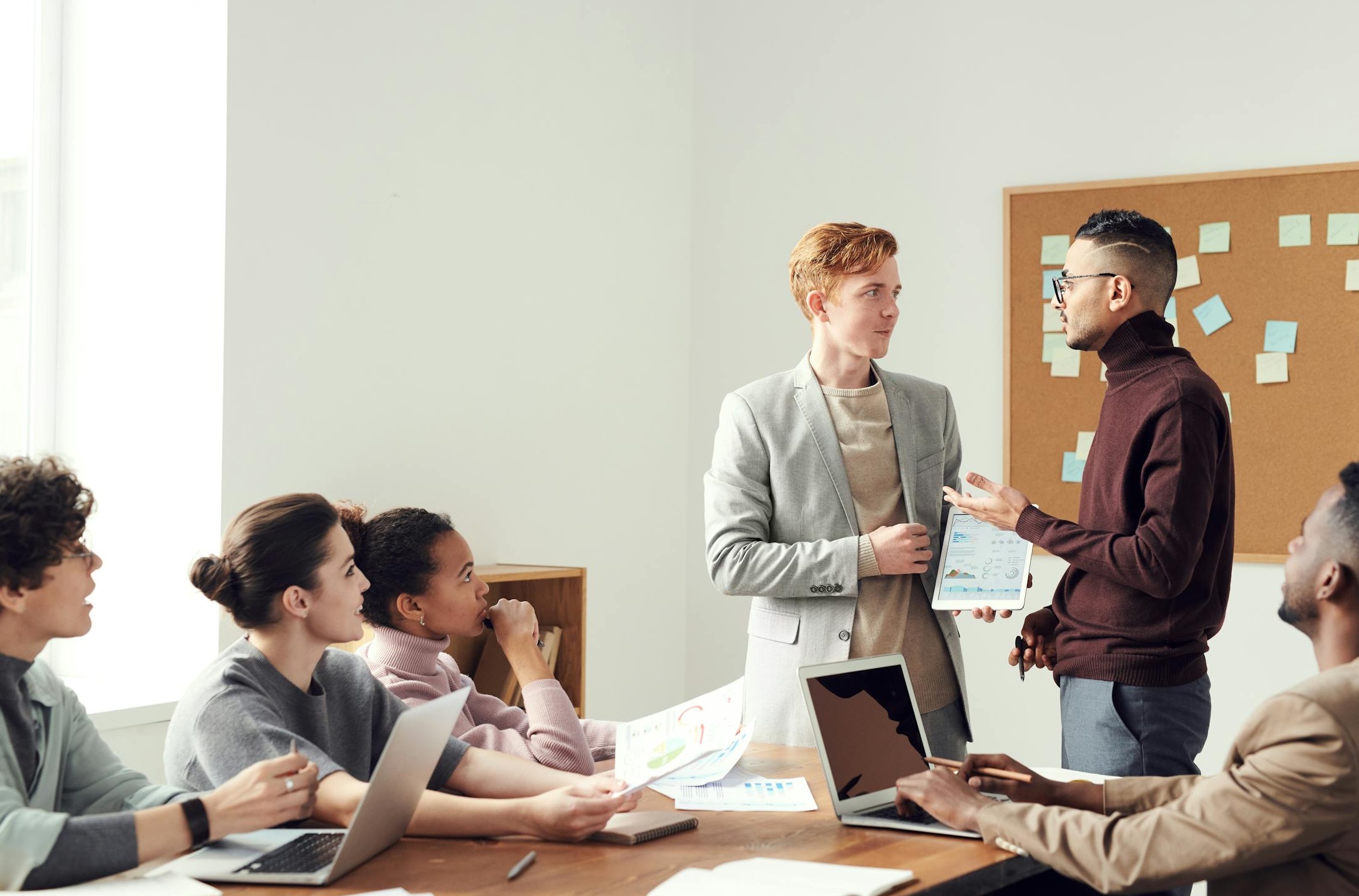 多元化人群聚集，象征线上社区建设与未来趋势