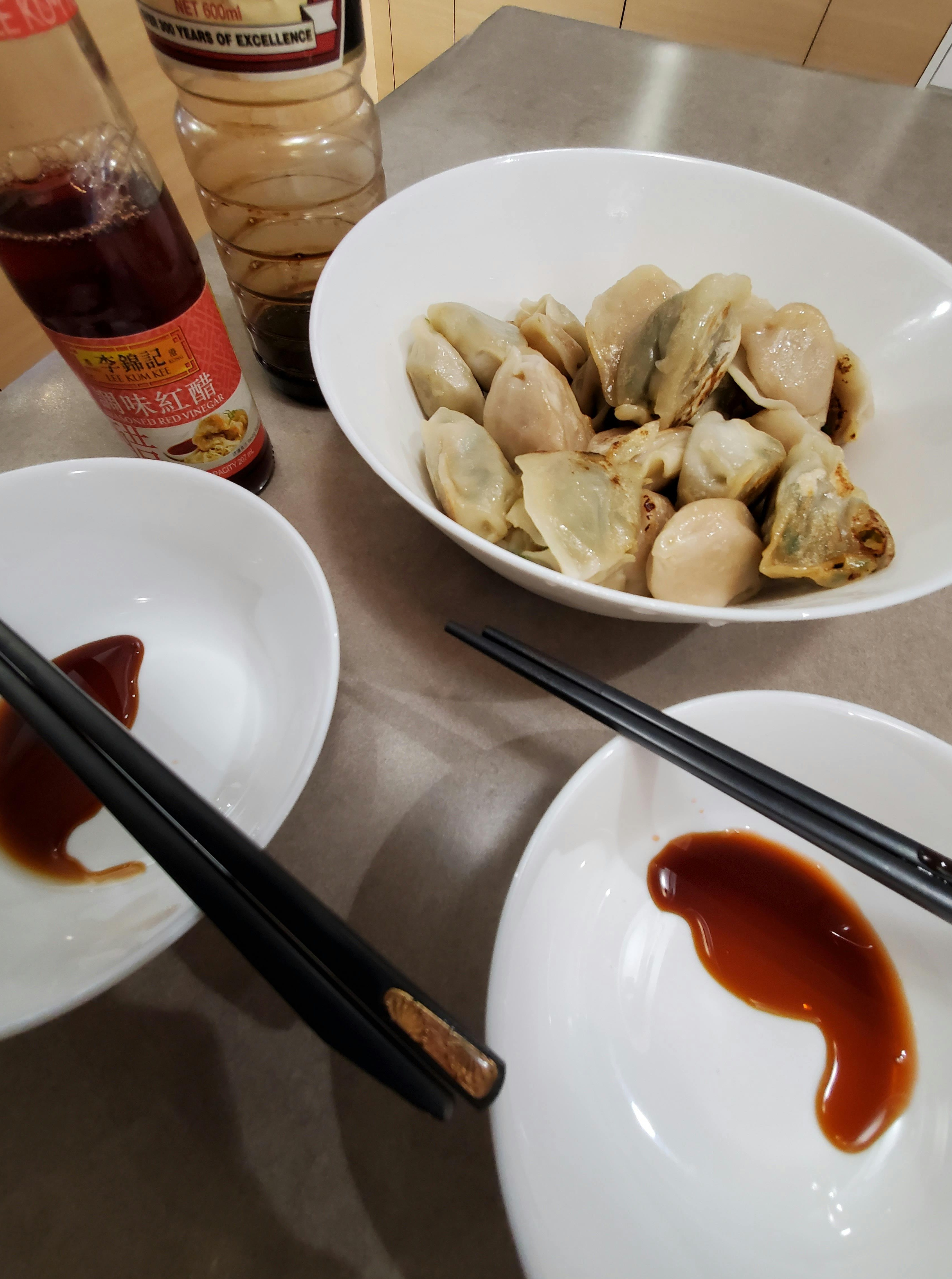 一位用户正在电脑前观看YouTube视频,其评论区可见用户积极互动