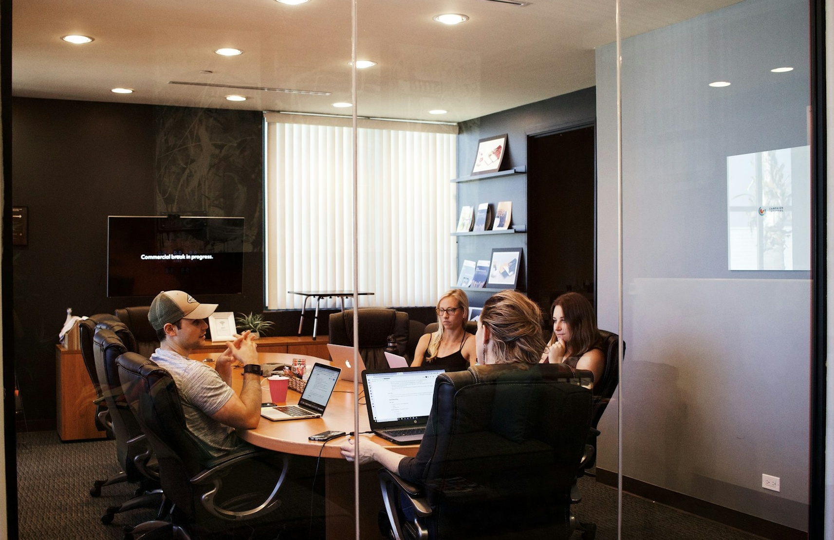 一名创意工作者在笔记本电脑前进行内容创作，背景为社交媒体图标，代表高质量内容的重要性