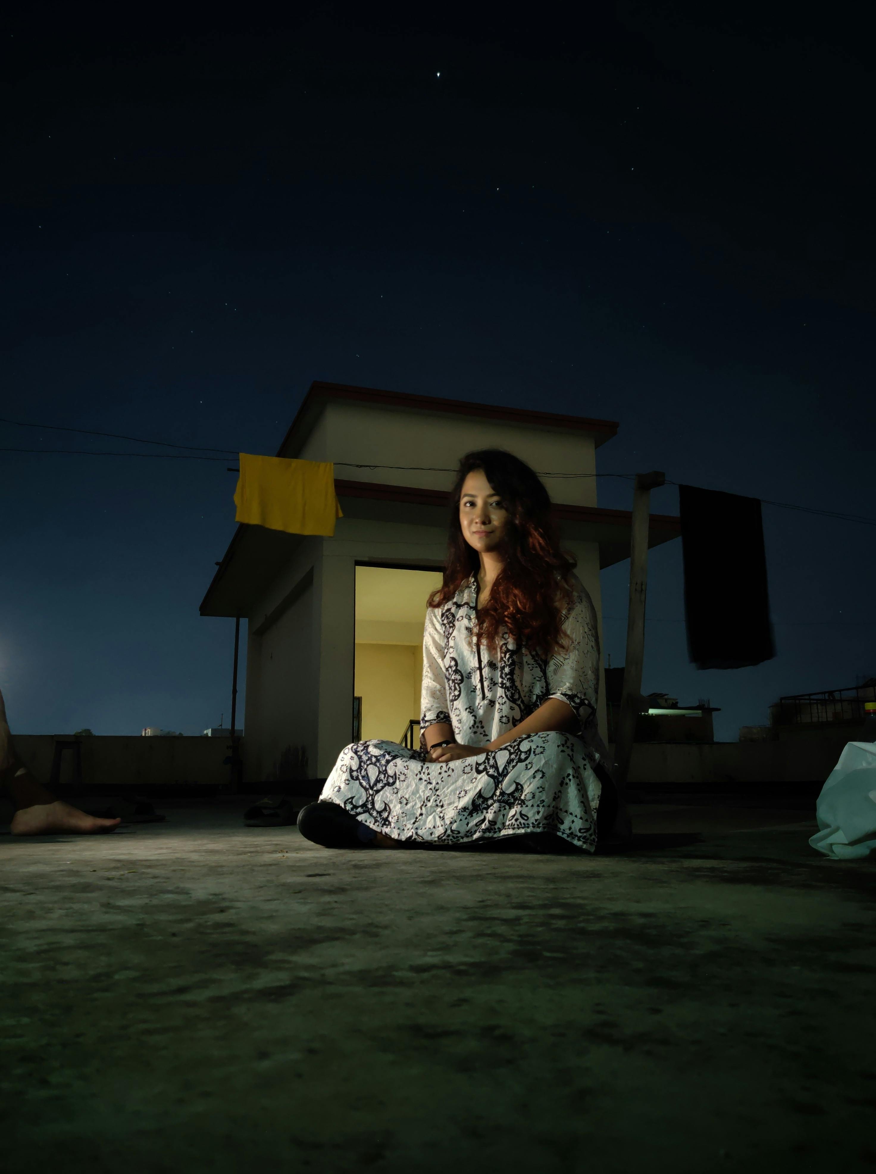 一个放大镜聚焦在社交媒体用户图标上，代表精准受众定位和营销目标。