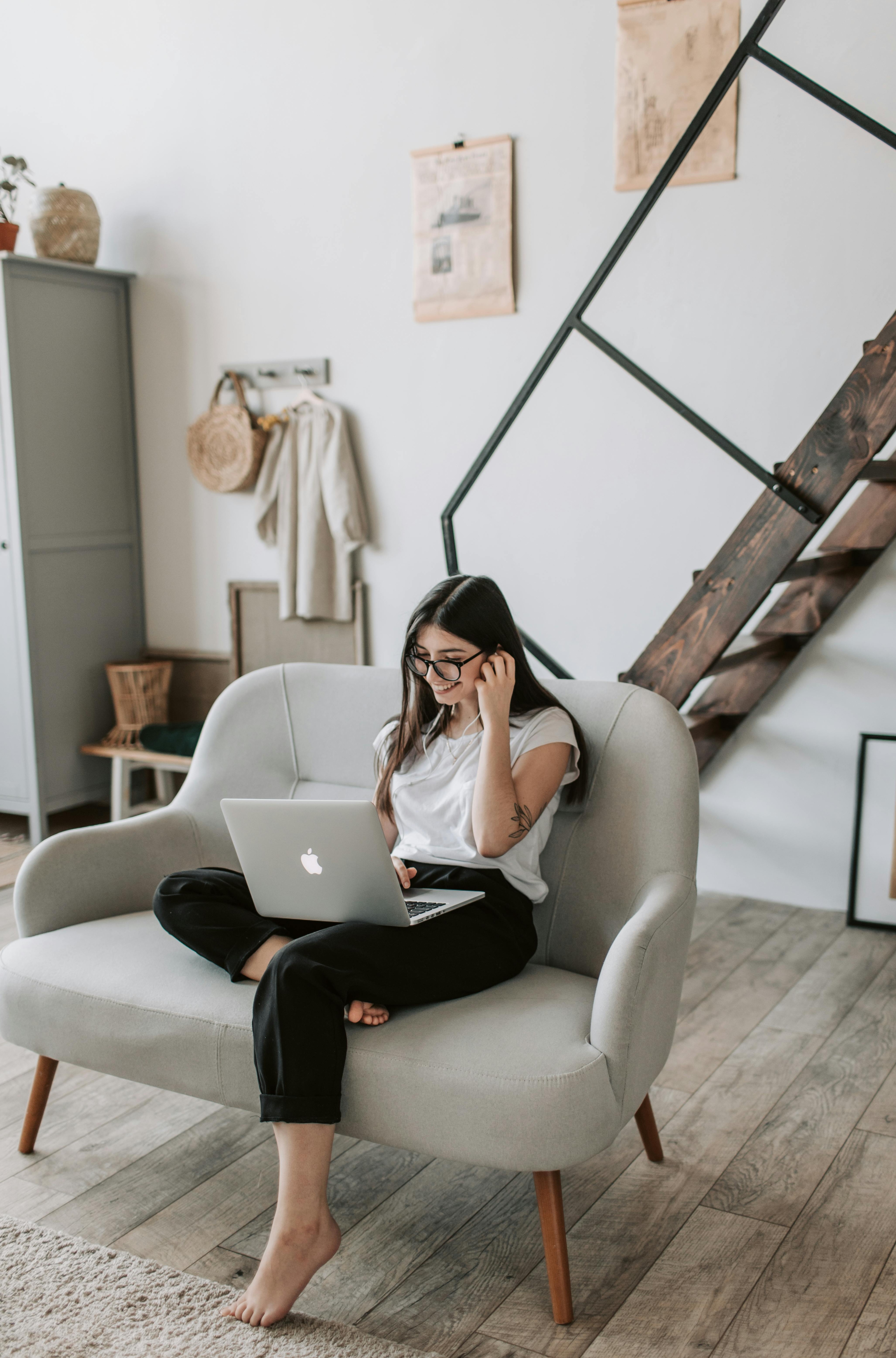 一群不同背景的人在使用手机和电脑，展现了社交媒体上活跃的用户互动和社群参与。
