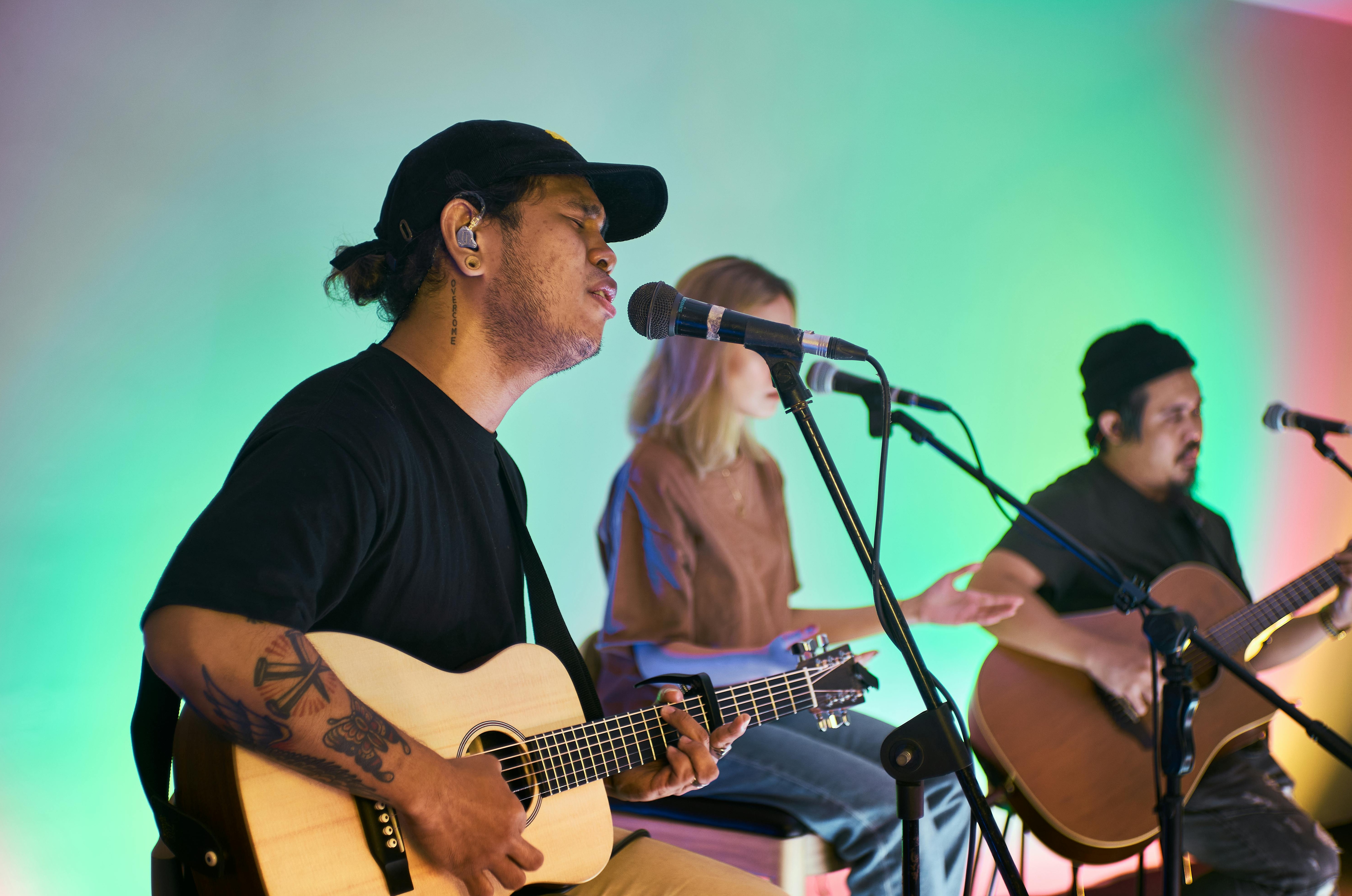 一根向上的箭头穿透障碍，代表着通过Facebook精准人气提升业务表现和突破增长瓶颈。