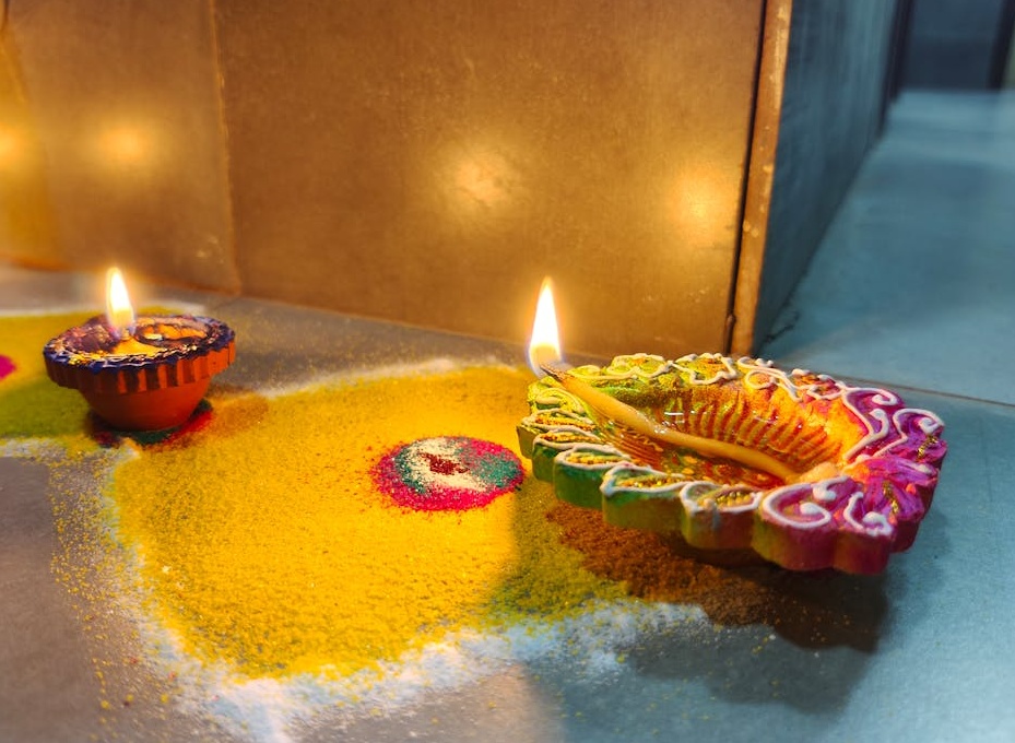 一名专业人士在笔记本电脑前工作，屏幕上显示着社交媒体分析和商业图表