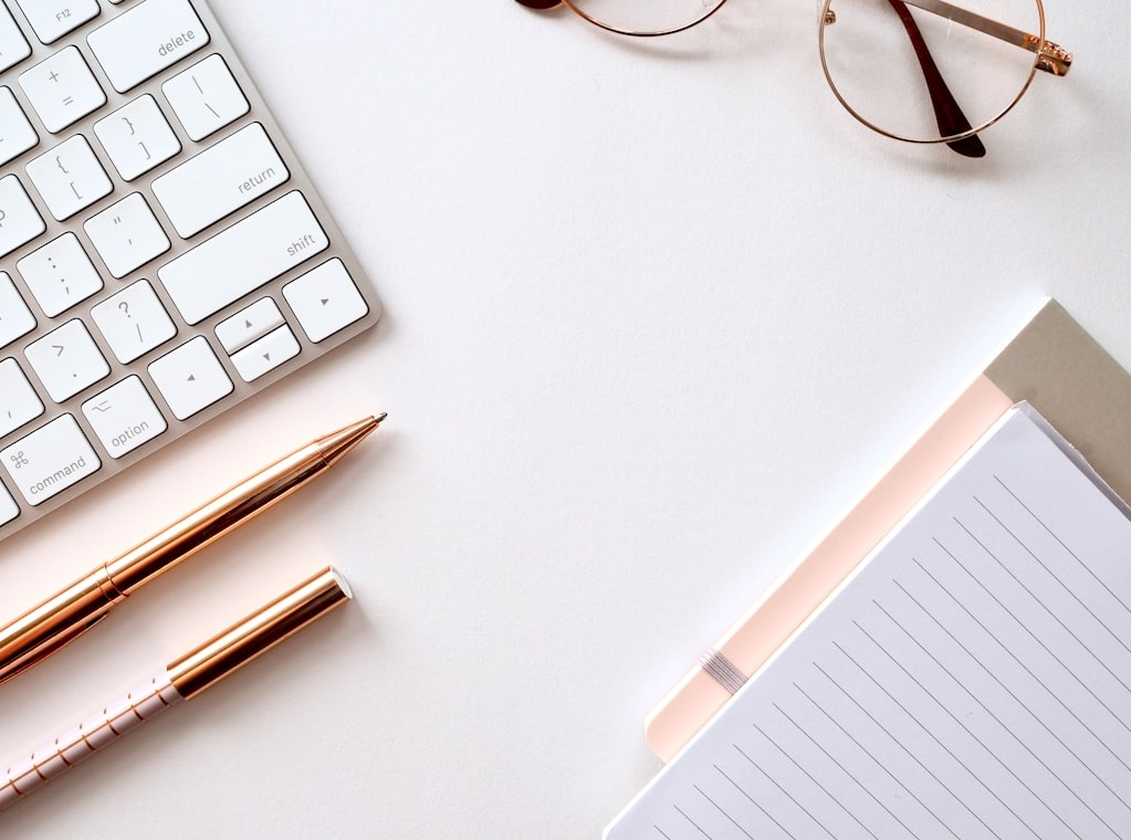 一个人在用手机创作和编辑TikTok视频