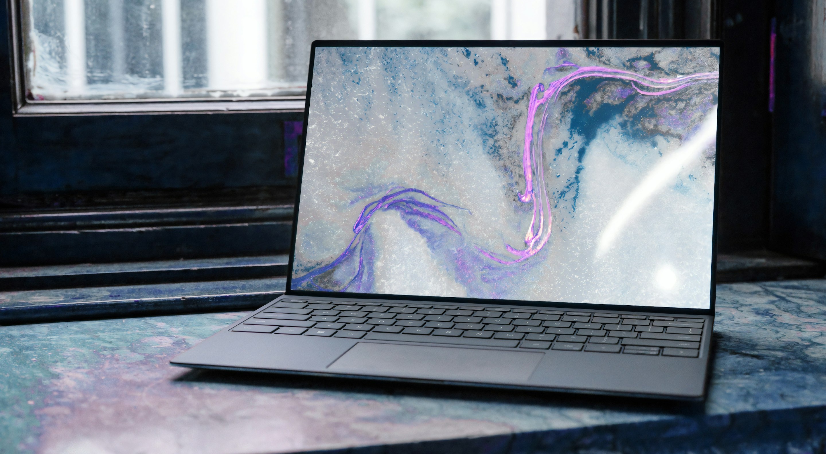 用户在智能手机上浏览Instagram动态内容