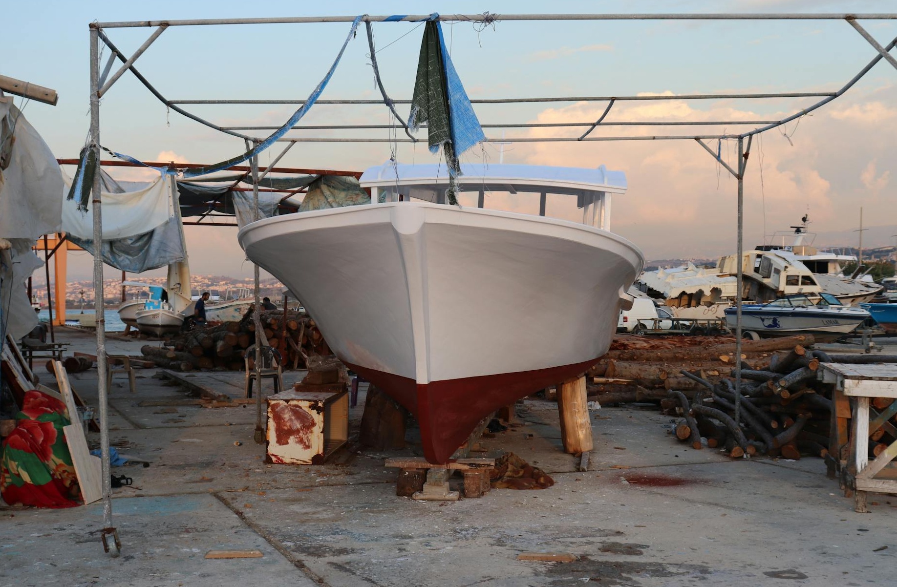 专业视频拍摄设备，强调内容创作的质量与重要性