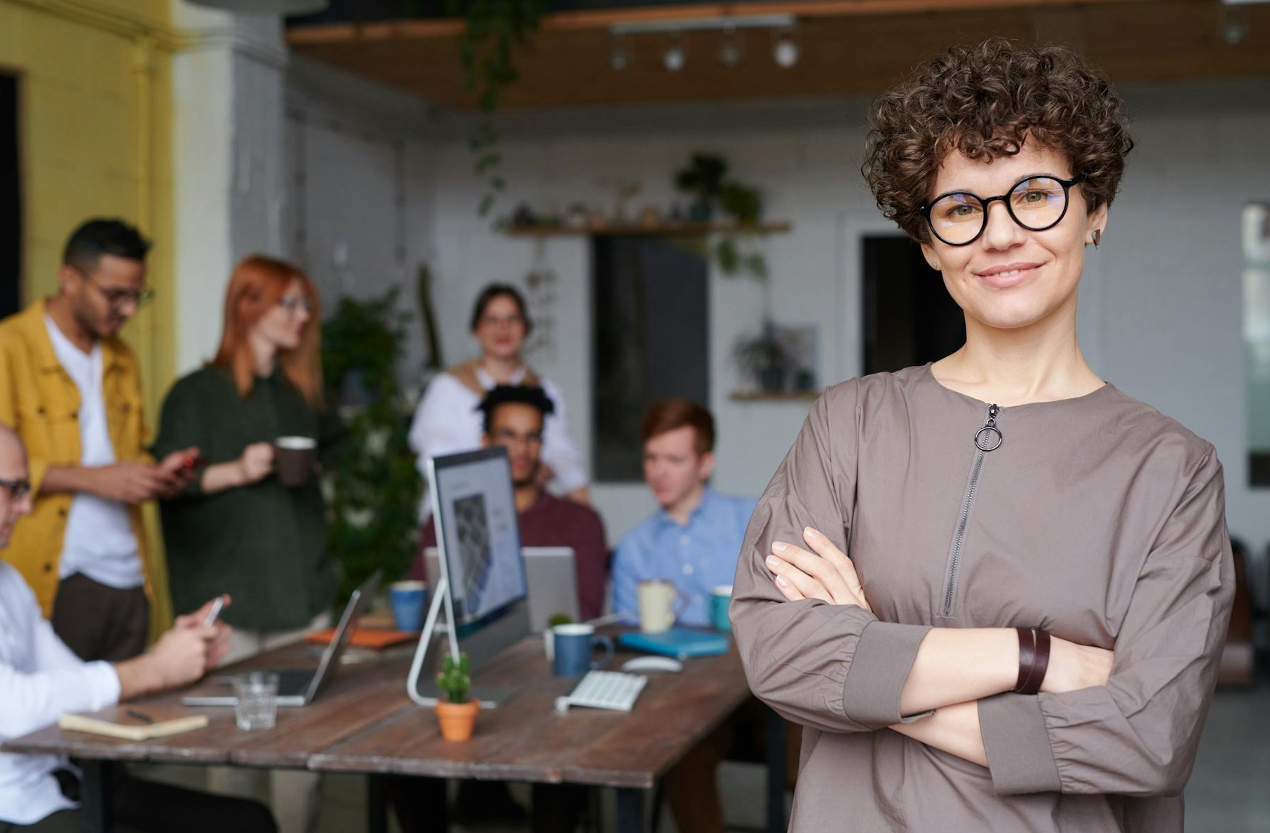 多元化观众群体，象征广泛的受众和社群参与
