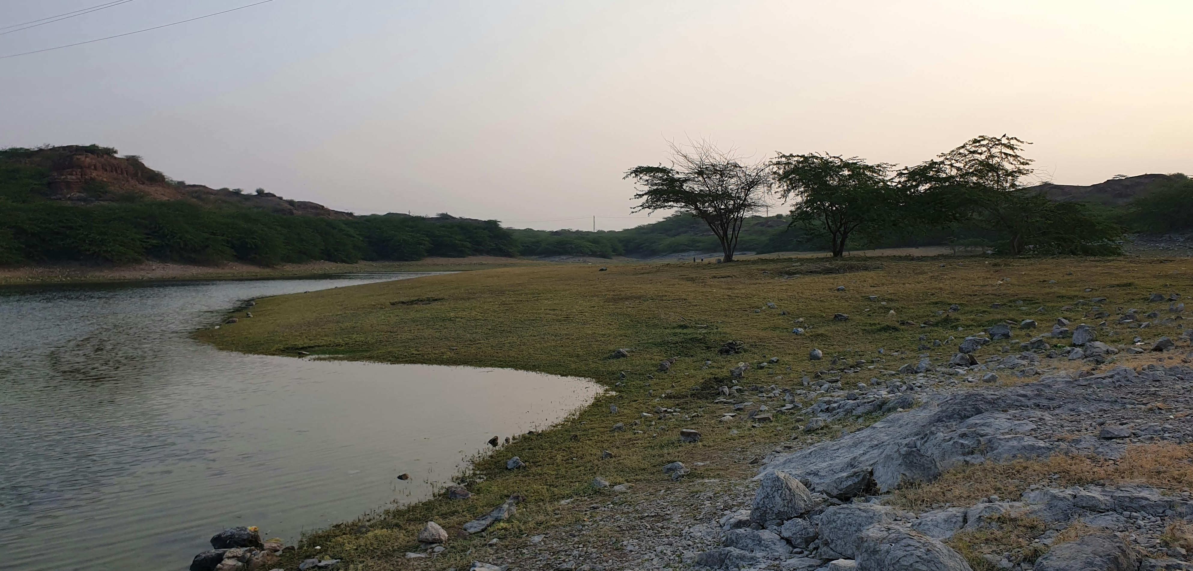 一个年轻人在手机上观看TikTok视频并互动，展示了评论和点赞图标