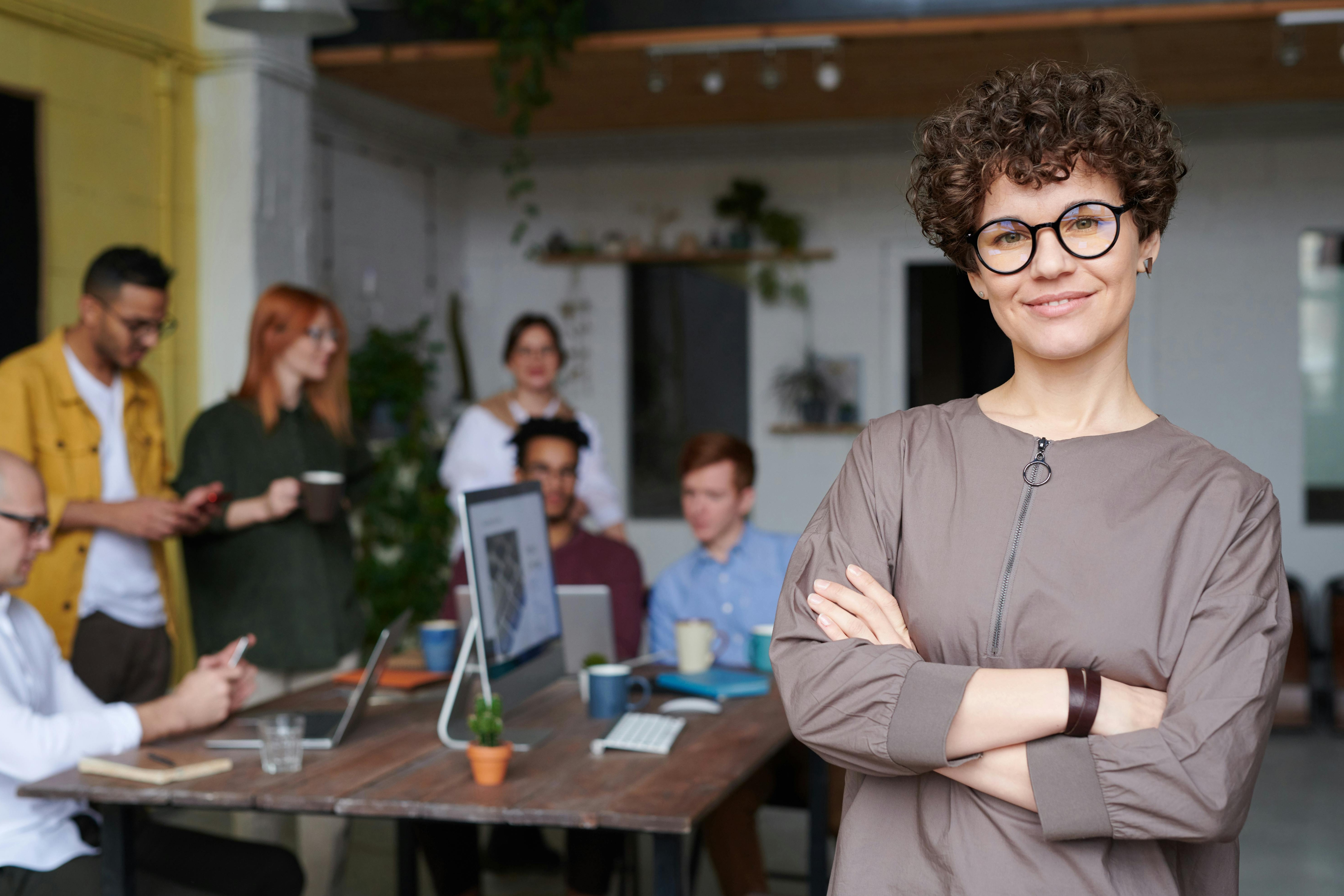 多个不同的人在不同场景中使用手机，代表TikTok用户社群和互动