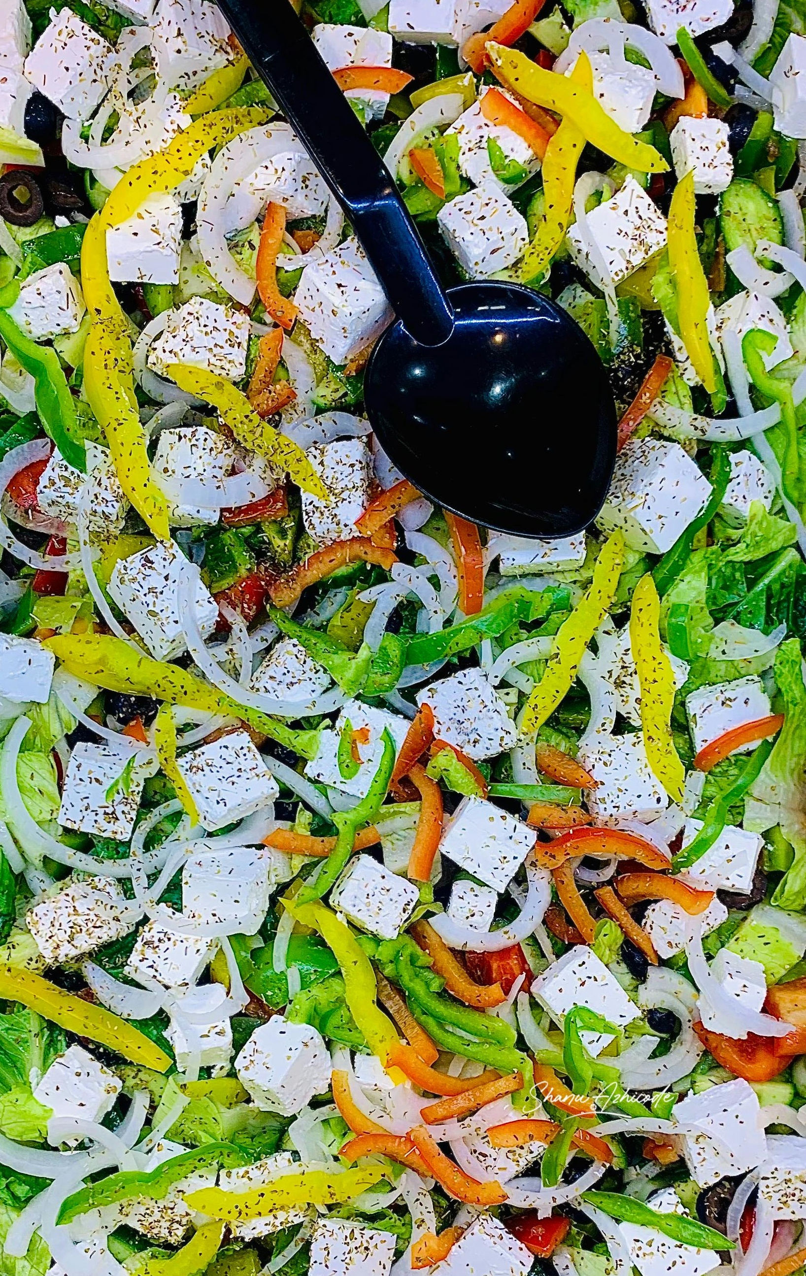 一部手机屏幕上显示TikTok应用界面，用户正在查看或输入评论