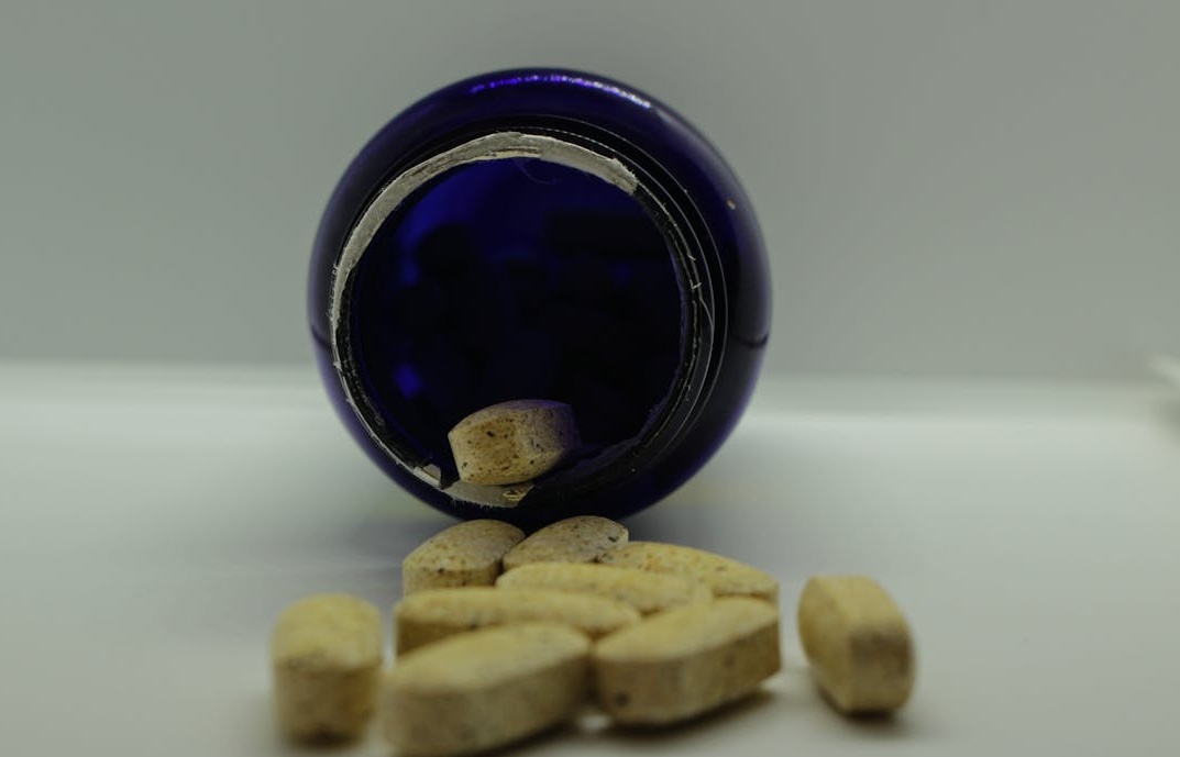 带有锁和保护罩图标的社交媒体评论管理界面，代表安全可靠的服务